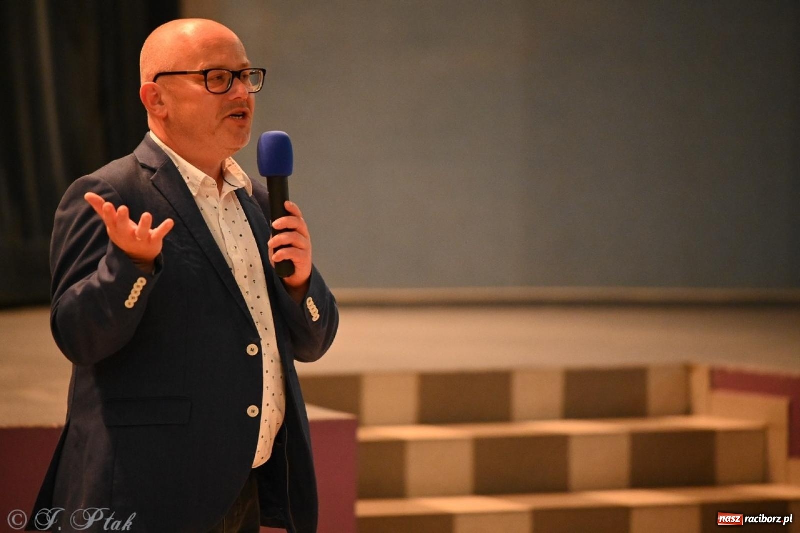 Zdjęcie w galerii na portalu naszraciborz.pl: Wystawa, tort i Bruce Lee. Kino Bałtyk świętuje 100-lecie  wiadomości z regionu