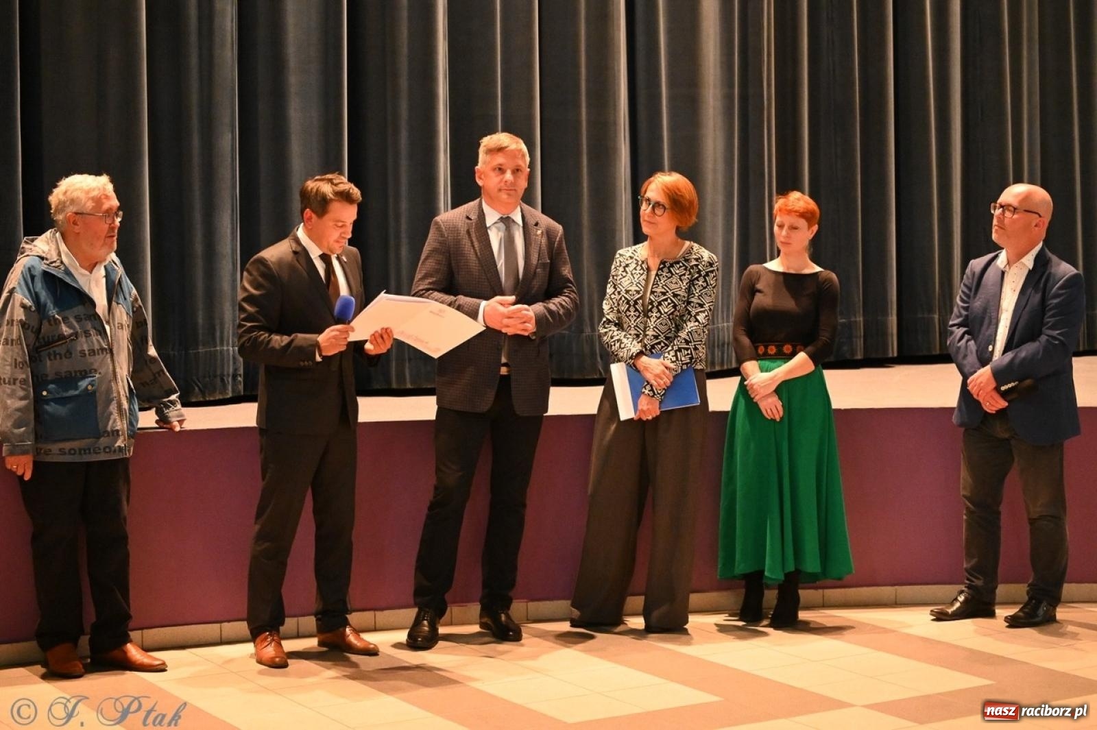 Zdjęcie w galerii na portalu naszraciborz.pl: Wystawa, tort i Bruce Lee. Kino Bałtyk świętuje 100-lecie  wiadomości z regionu