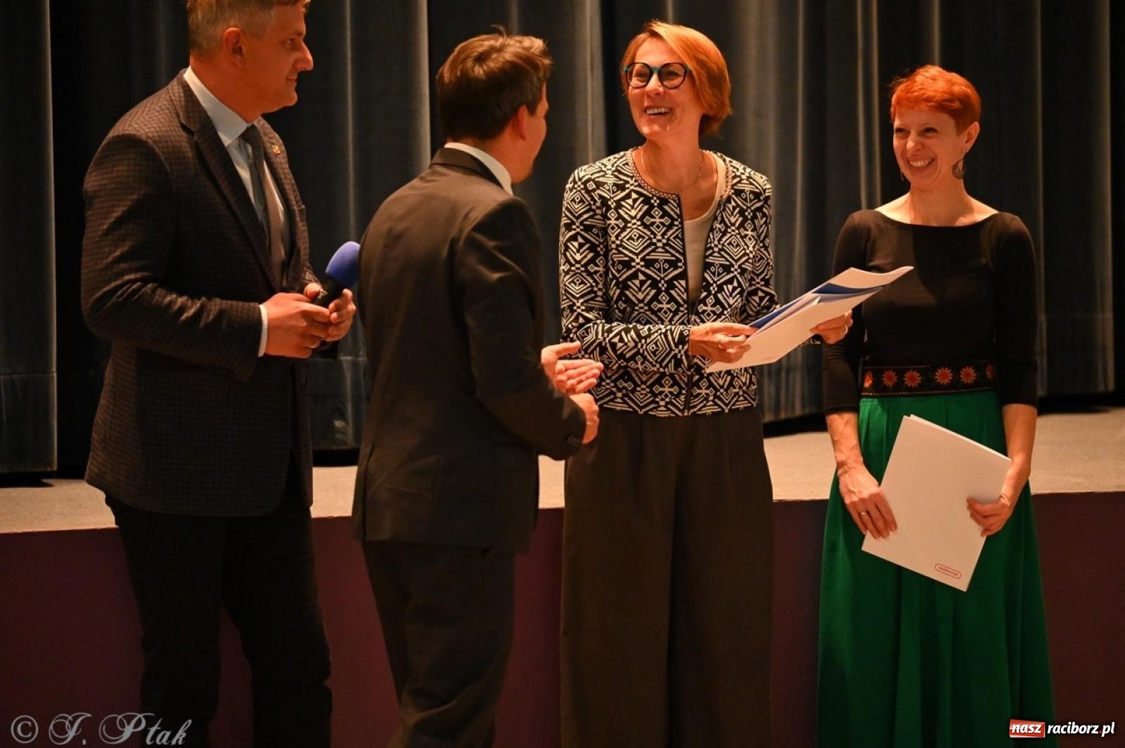 Zdjęcie w galerii na portalu naszraciborz.pl: Wystawa, tort i Bruce Lee. Kino Bałtyk świętuje 100-lecie  wiadomości z regionu