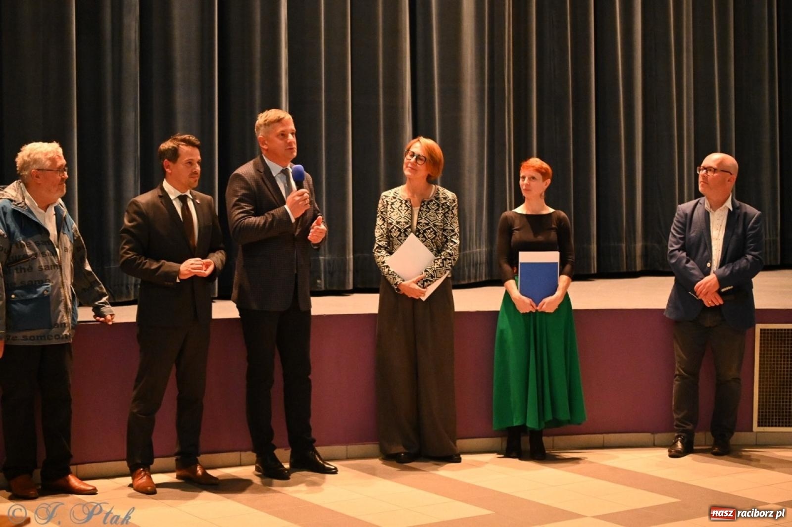 Zdjęcie w galerii na portalu naszraciborz.pl: Wystawa, tort i Bruce Lee. Kino Bałtyk świętuje 100-lecie  wiadomości z regionu