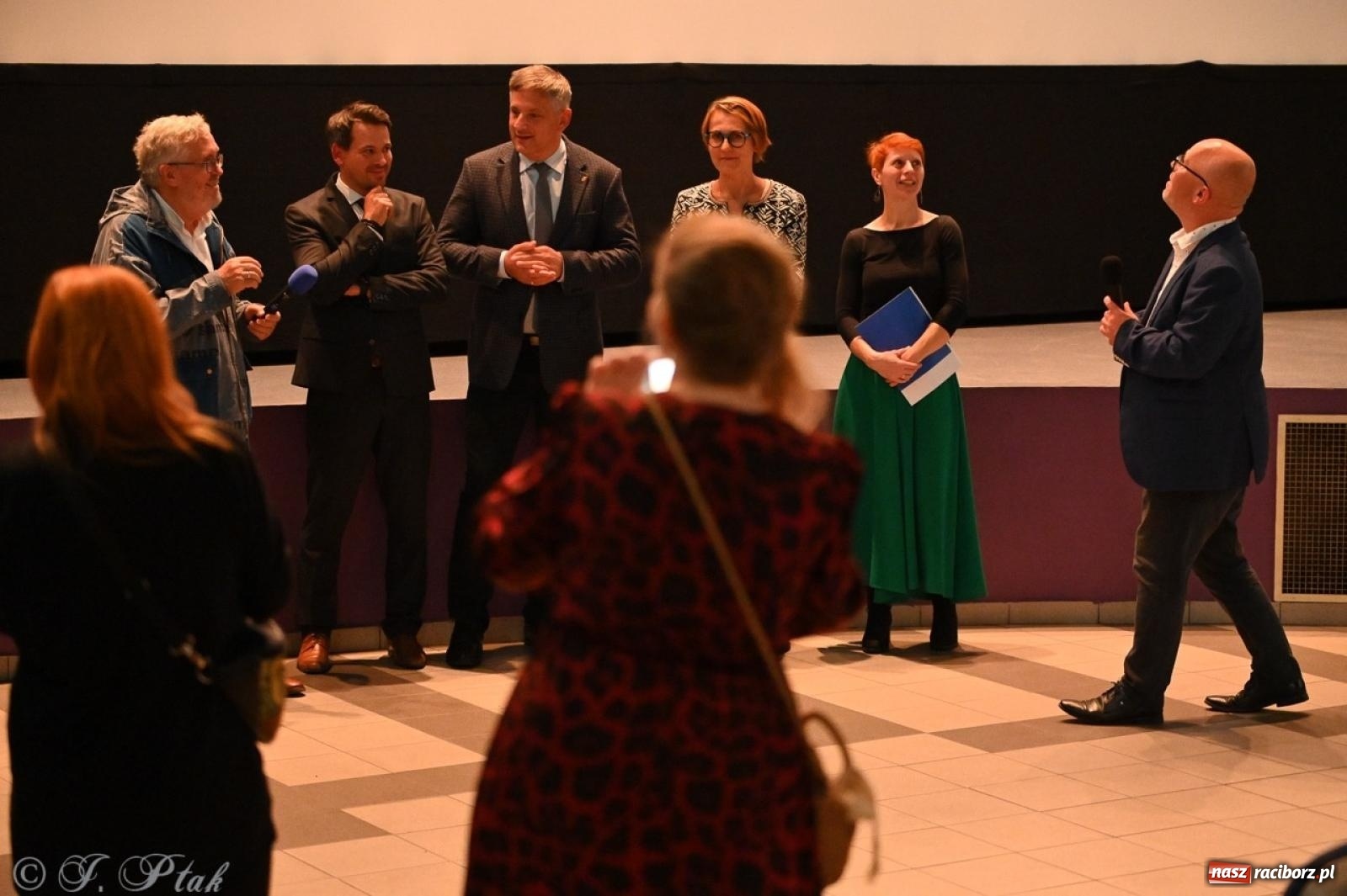 Zdjęcie w galerii na portalu naszraciborz.pl: Wystawa, tort i Bruce Lee. Kino Bałtyk świętuje 100-lecie  wiadomości z regionu