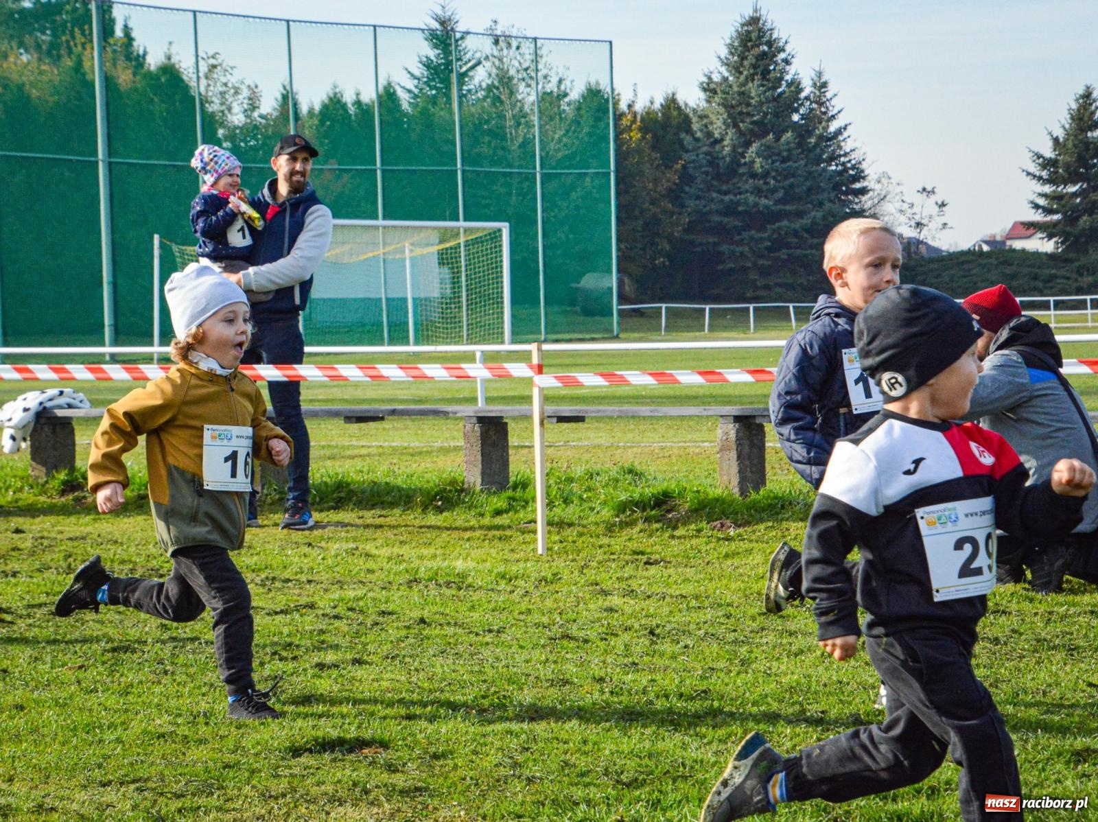 Zdjęcie w galerii na portalu naszraciborz.pl: Rywalizacja i rekreacja. Rodzinny piknik biegowy w Pietrowicach Wielkich wiadomości z regionu
