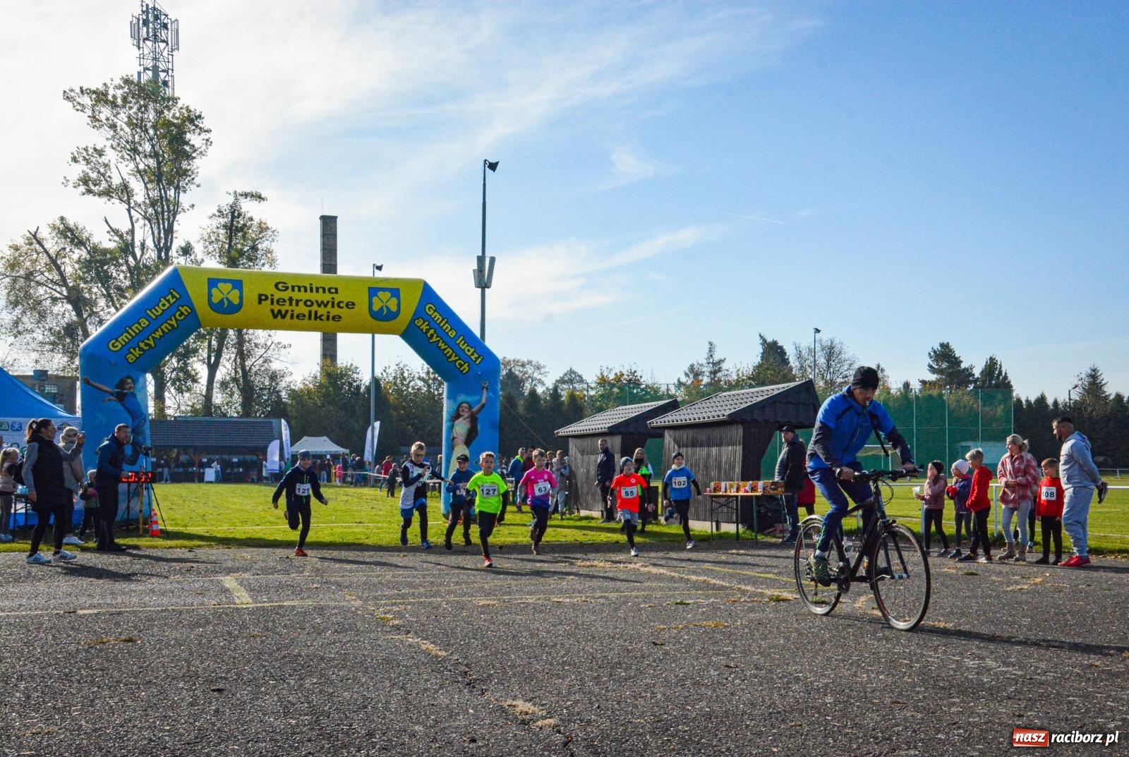 Zdjęcie w galerii na portalu naszraciborz.pl: Rywalizacja i rekreacja. Rodzinny piknik biegowy w Pietrowicach Wielkich wiadomości z regionu