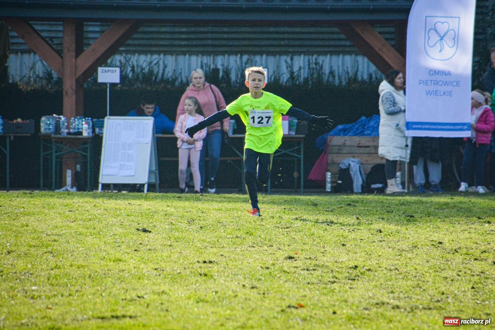 Zdjęcie w galerii na portalu naszraciborz.pl: Rywalizacja i rekreacja. Rodzinny piknik biegowy w Pietrowicach Wielkich wiadomości z regionu
