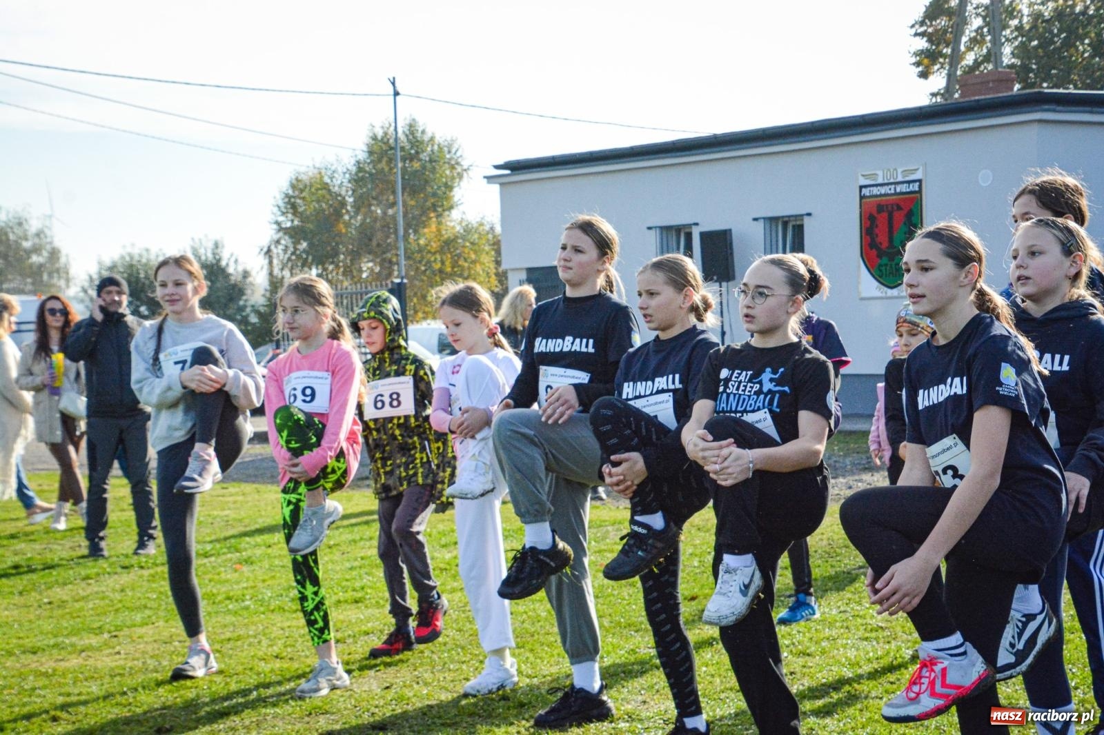 Zdjęcie w galerii na portalu naszraciborz.pl: Rywalizacja i rekreacja. Rodzinny piknik biegowy w Pietrowicach Wielkich wiadomości z regionu