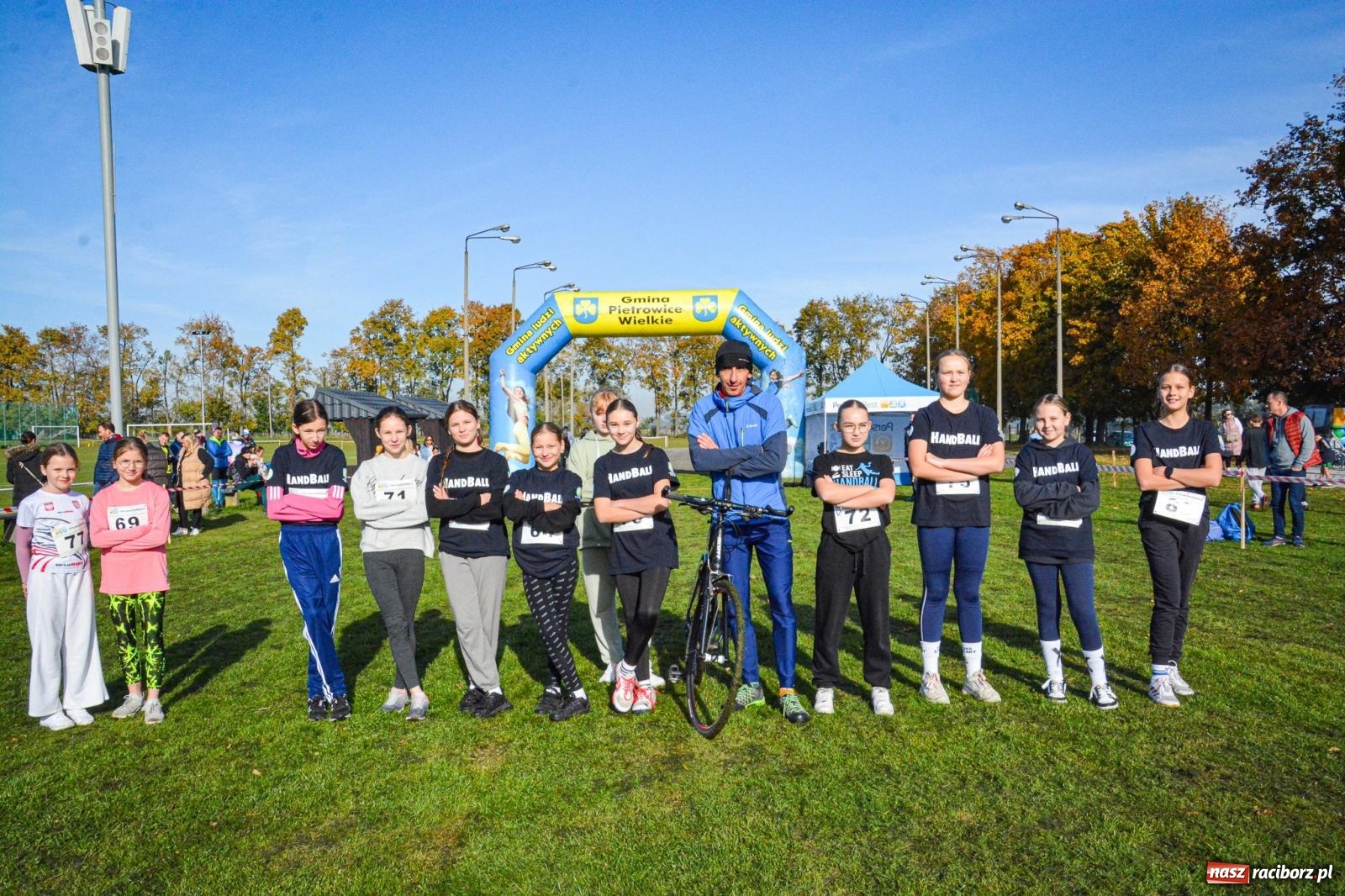 Zdjęcie w galerii na portalu naszraciborz.pl: Rywalizacja i rekreacja. Rodzinny piknik biegowy w Pietrowicach Wielkich wiadomości z regionu