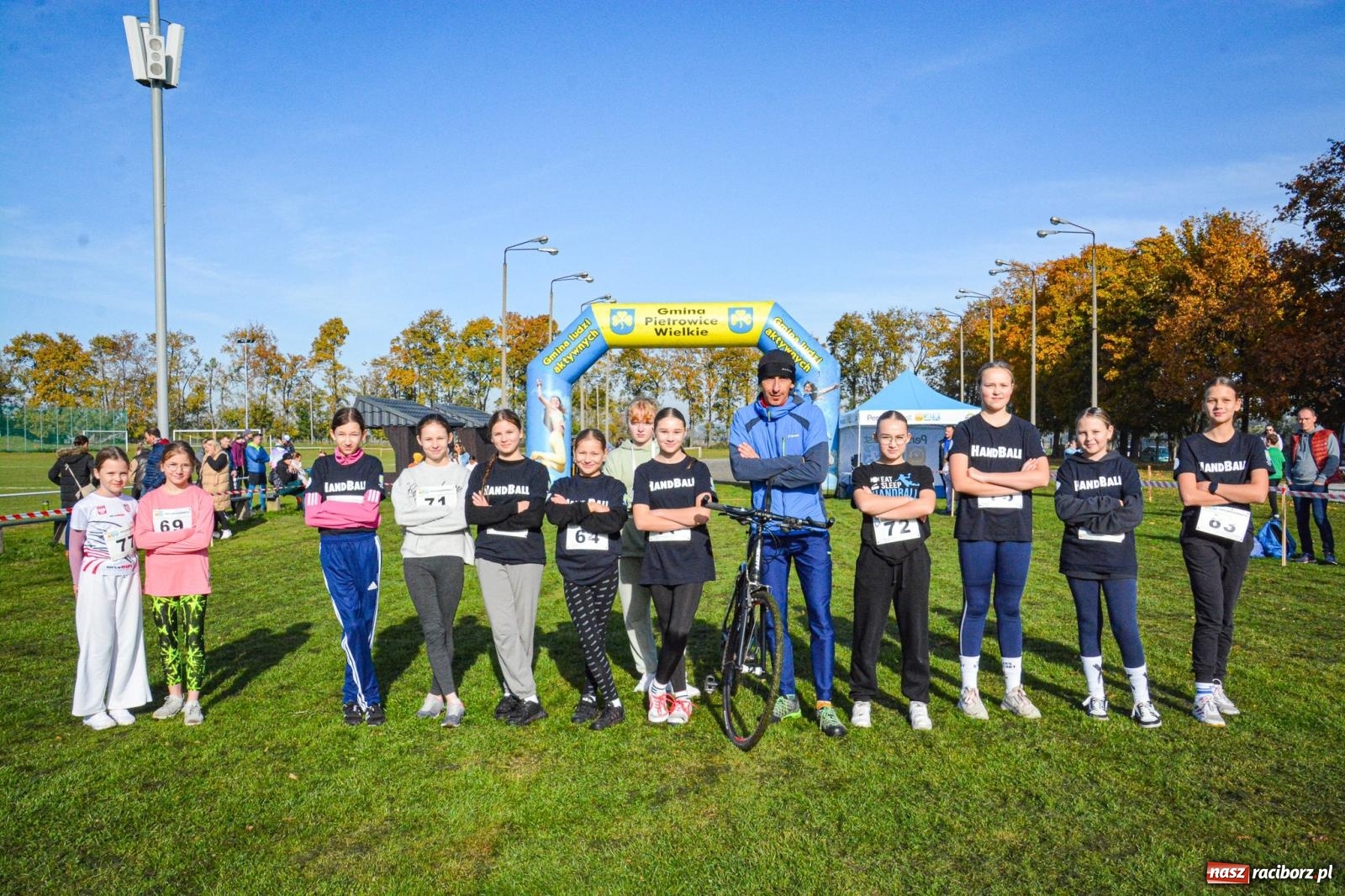 Zdjęcie w galerii na portalu naszraciborz.pl: Rywalizacja i rekreacja. Rodzinny piknik biegowy w Pietrowicach Wielkich wiadomości z regionu