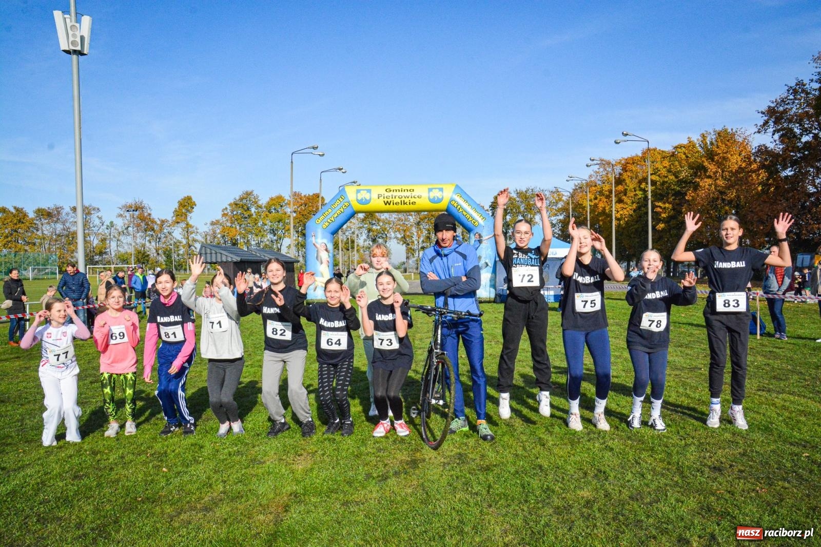 Zdjęcie w galerii na portalu naszraciborz.pl: Rywalizacja i rekreacja. Rodzinny piknik biegowy w Pietrowicach Wielkich wiadomości z regionu