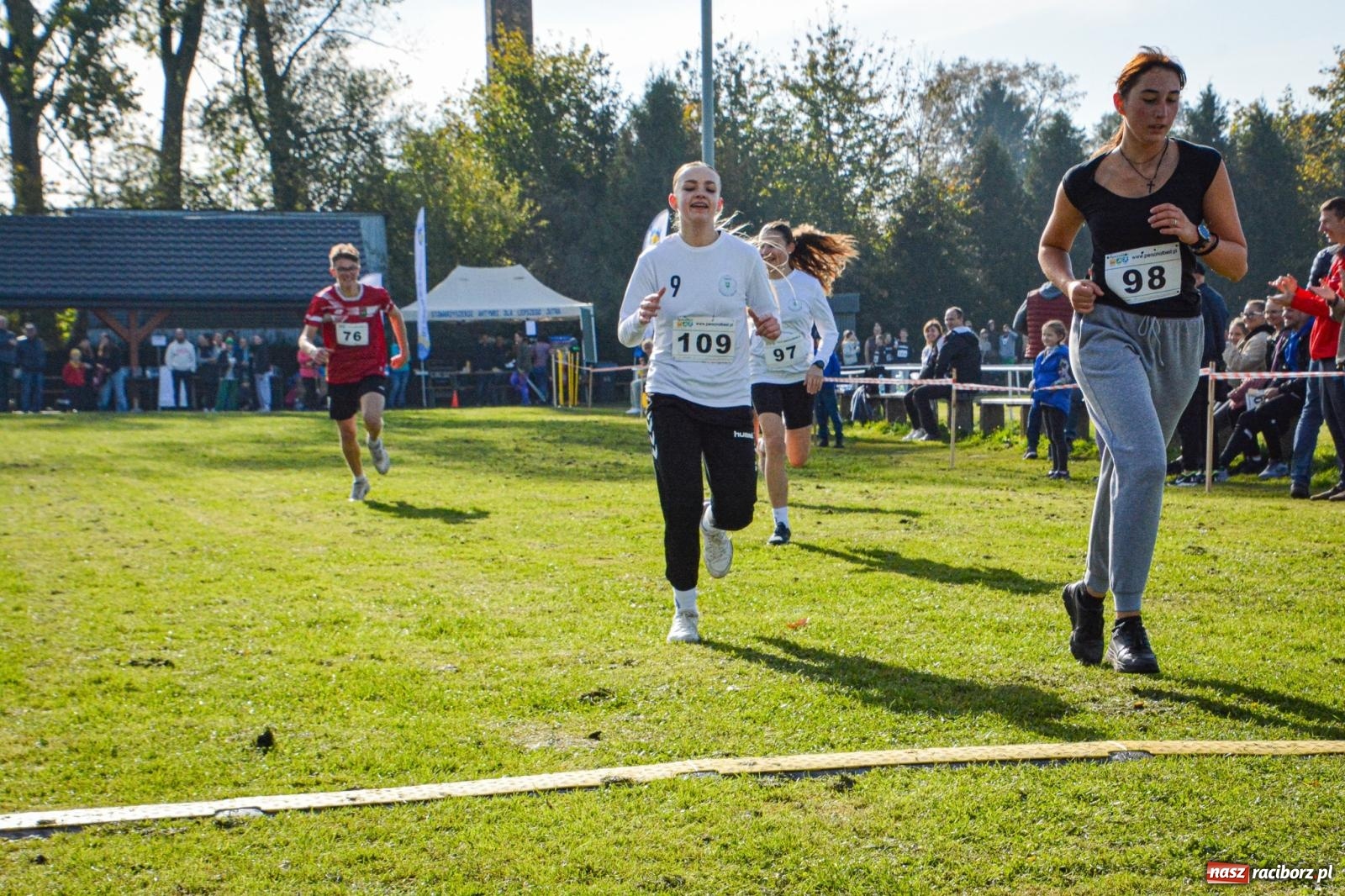 Zdjęcie w galerii na portalu naszraciborz.pl: Rywalizacja i rekreacja. Rodzinny piknik biegowy w Pietrowicach Wielkich wiadomości z regionu