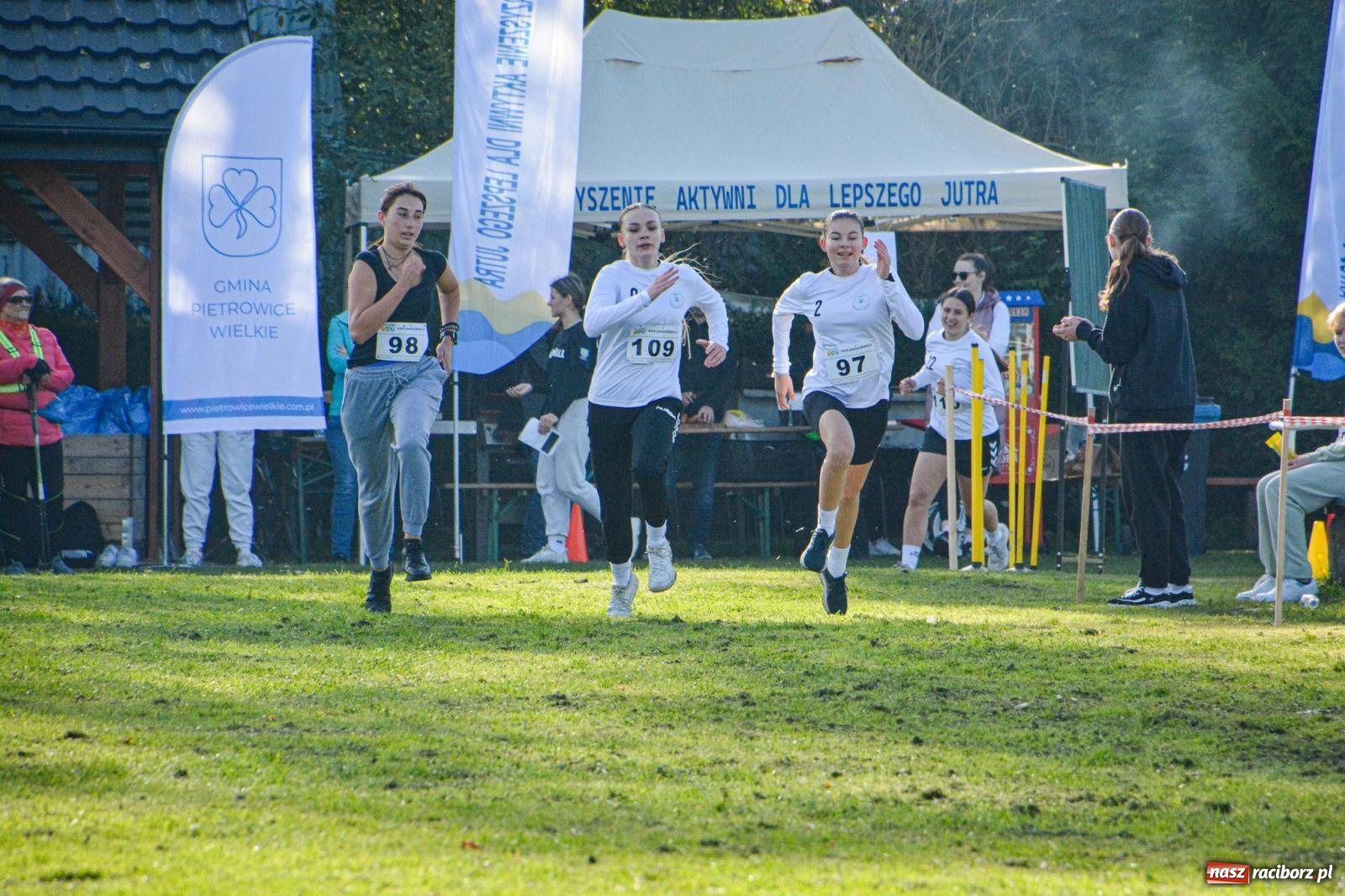Zdjęcie w galerii na portalu naszraciborz.pl: Rywalizacja i rekreacja. Rodzinny piknik biegowy w Pietrowicach Wielkich wiadomości z regionu