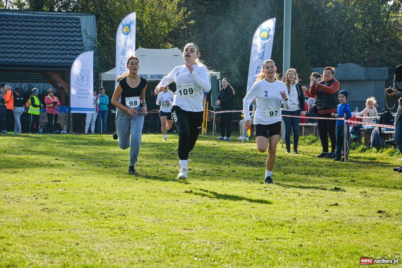 Zdjęcie w galerii na portalu naszraciborz.pl: Rywalizacja i rekreacja. Rodzinny piknik biegowy w Pietrowicach Wielkich wiadomości z regionu