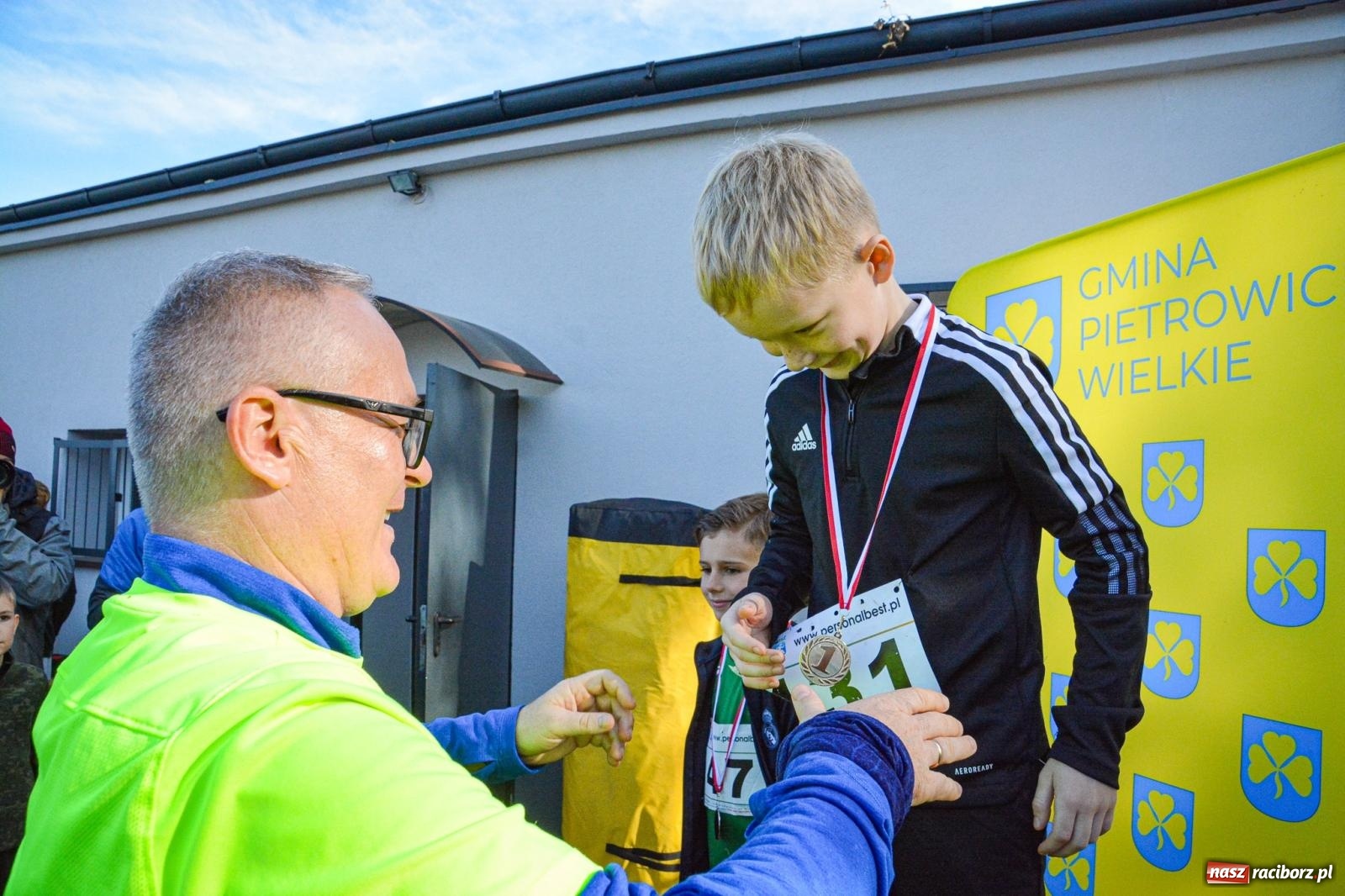 Zdjęcie w galerii na portalu naszraciborz.pl: Rywalizacja i rekreacja. Rodzinny piknik biegowy w Pietrowicach Wielkich wiadomości z regionu