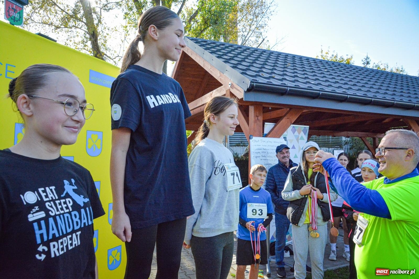 Zdjęcie w galerii na portalu naszraciborz.pl: Rywalizacja i rekreacja. Rodzinny piknik biegowy w Pietrowicach Wielkich wiadomości z regionu