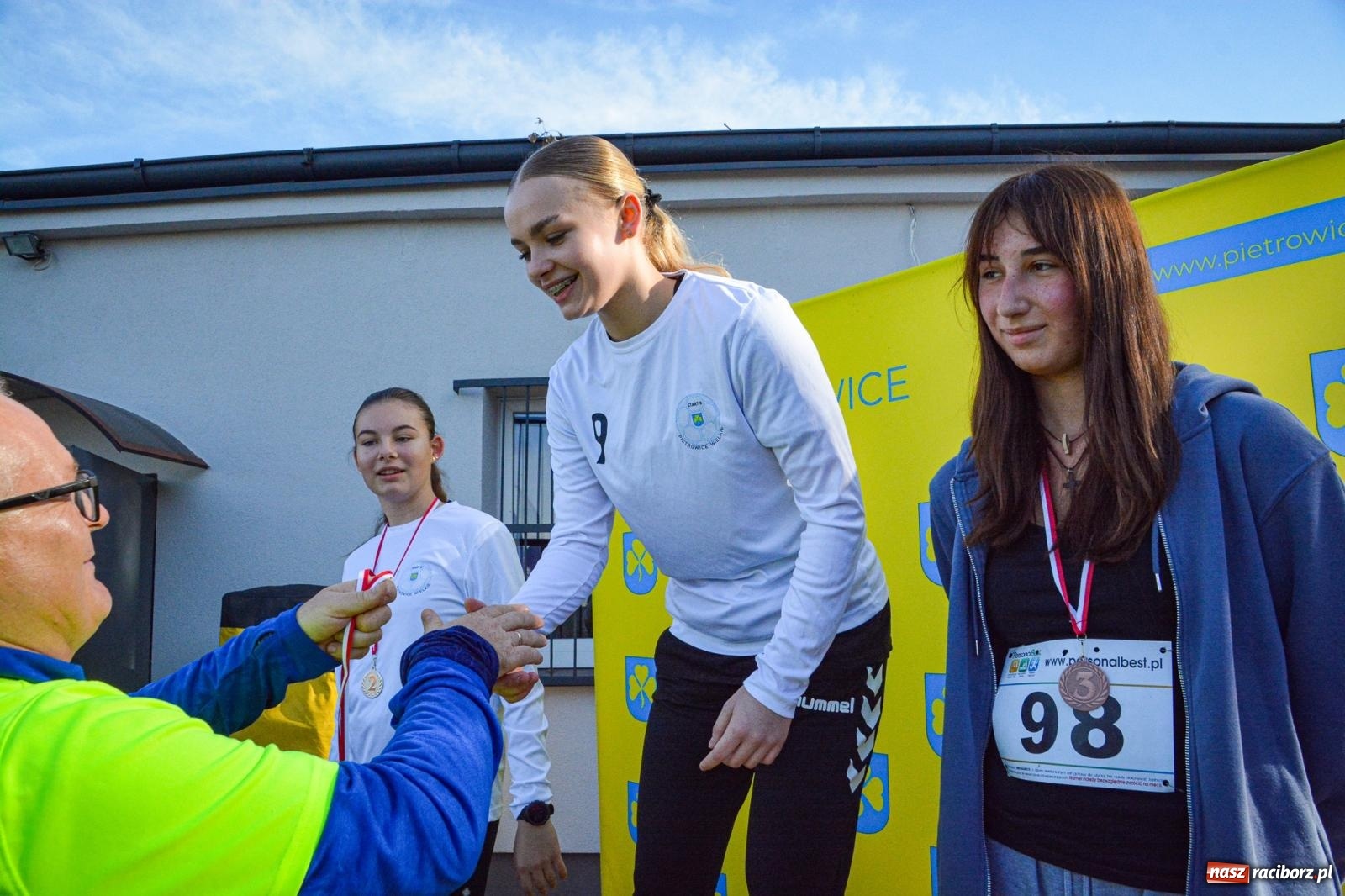 Zdjęcie w galerii na portalu naszraciborz.pl: Rywalizacja i rekreacja. Rodzinny piknik biegowy w Pietrowicach Wielkich wiadomości z regionu