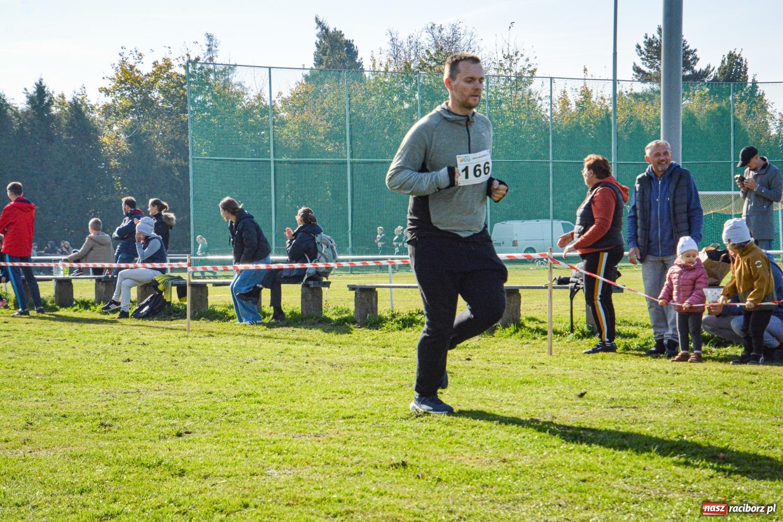 Zdjęcie w galerii na portalu naszraciborz.pl: Rywalizacja i rekreacja. Rodzinny piknik biegowy w Pietrowicach Wielkich wiadomości z regionu