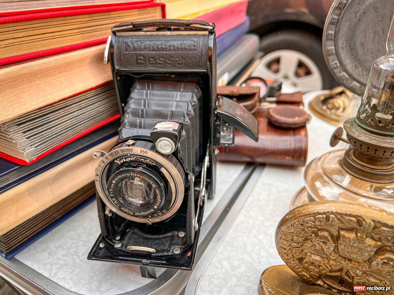 Zdjęcie w galerii na portalu naszraciborz.pl: Kiermasz, bazarek i targ staroci. Sobotnie handlowanie na obrzeżach rynku i żale sprzedawców wiadomości z regionu