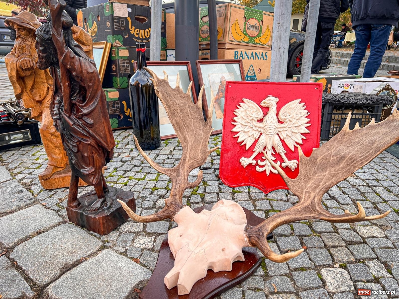 Zdjęcie w galerii na portalu naszraciborz.pl: Kiermasz, bazarek i targ staroci. Sobotnie handlowanie na obrzeżach rynku i żale sprzedawców wiadomości z regionu