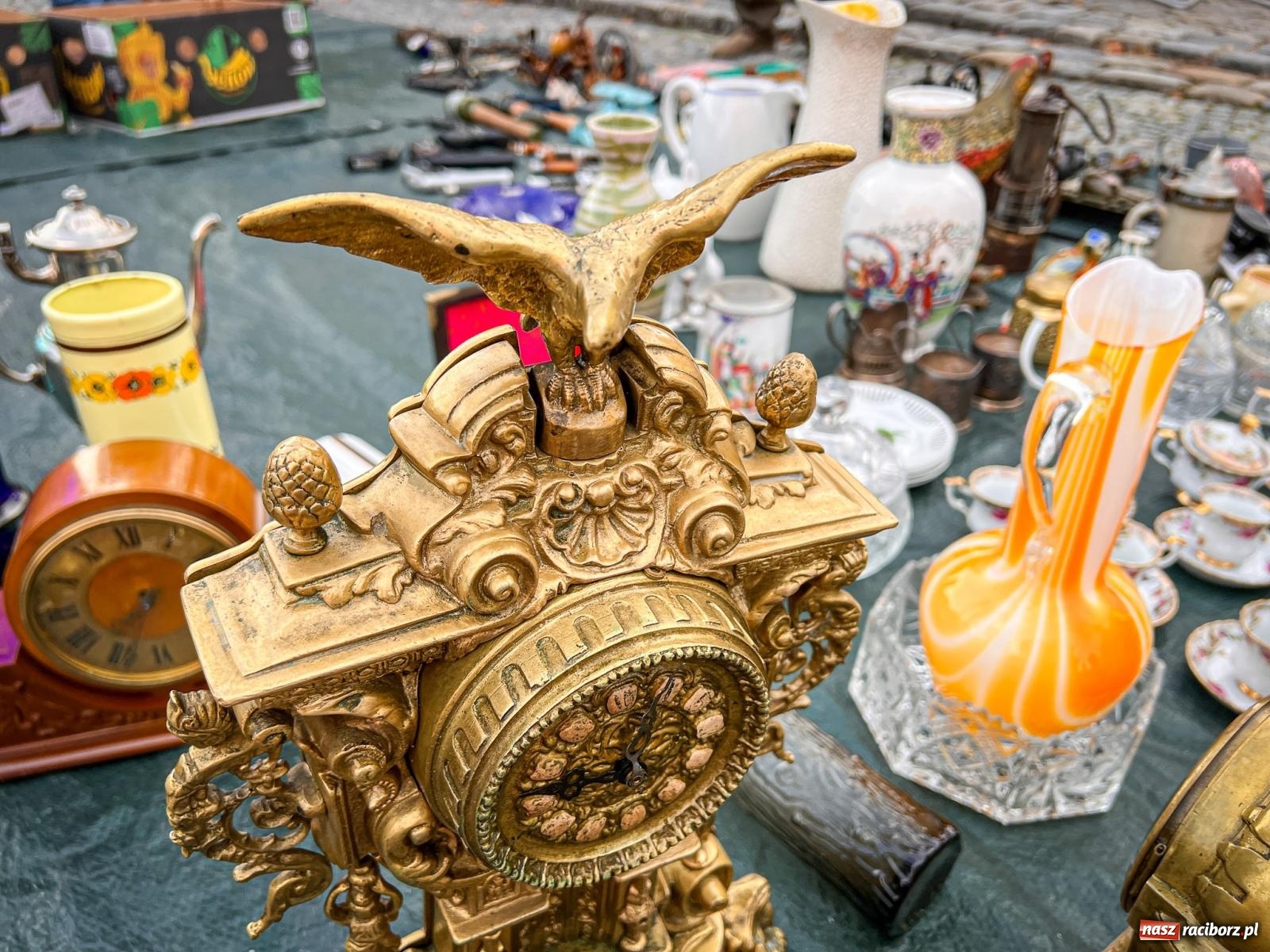 Zdjęcie w galerii na portalu naszraciborz.pl: Kiermasz, bazarek i targ staroci. Sobotnie handlowanie na obrzeżach rynku i żale sprzedawców wiadomości z regionu