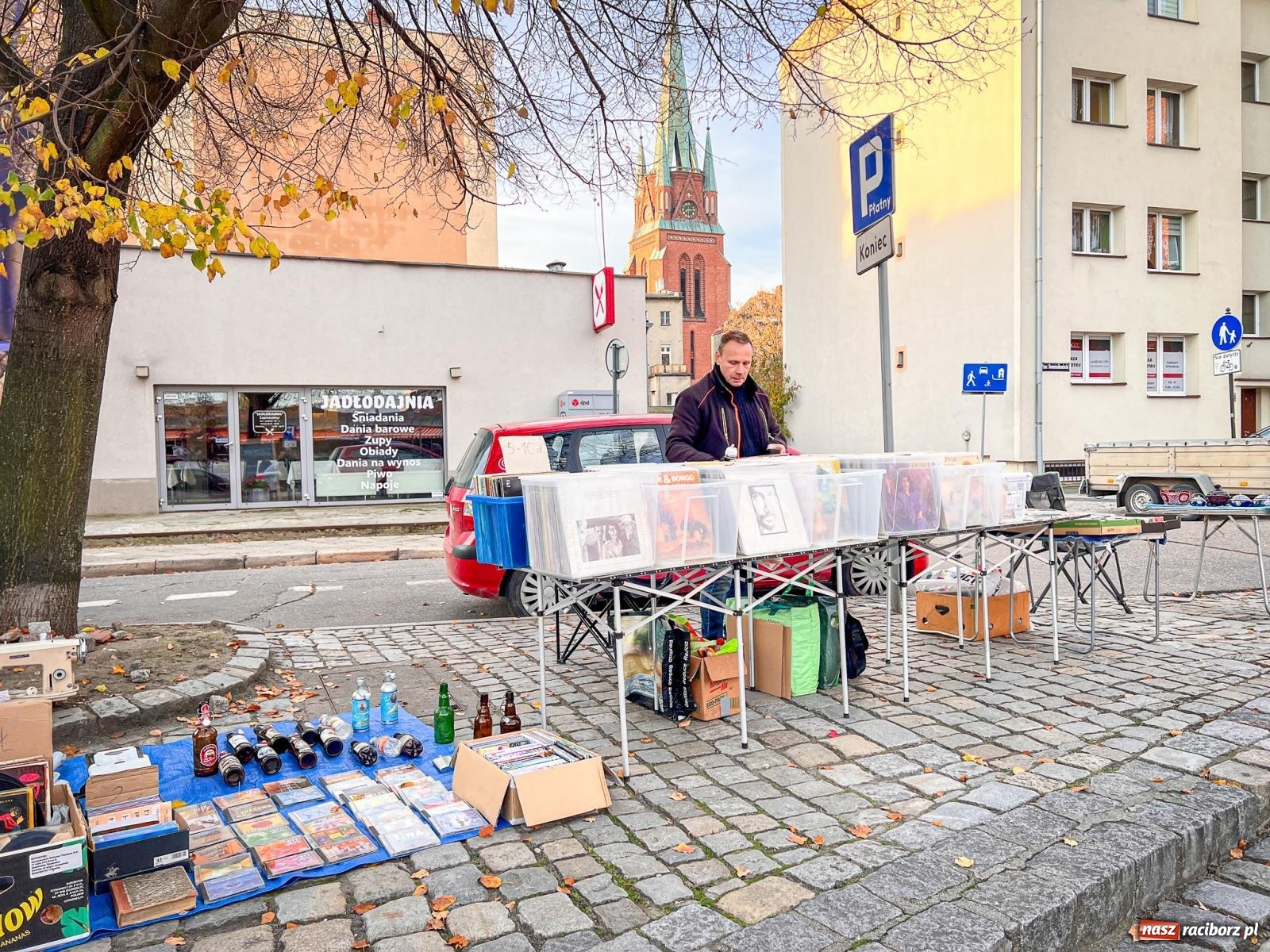 Zdjęcie w galerii na portalu naszraciborz.pl: Kiermasz, bazarek i targ staroci. Sobotnie handlowanie na obrzeżach rynku i żale sprzedawców wiadomości z regionu
