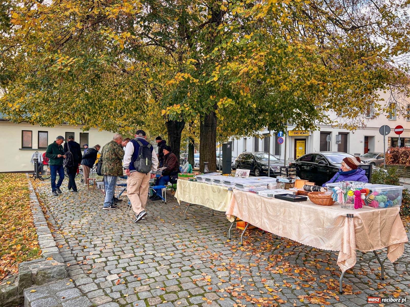 Zdjęcie w galerii na portalu naszraciborz.pl: Kiermasz, bazarek i targ staroci. Sobotnie handlowanie na obrzeżach rynku i żale sprzedawców wiadomości z regionu