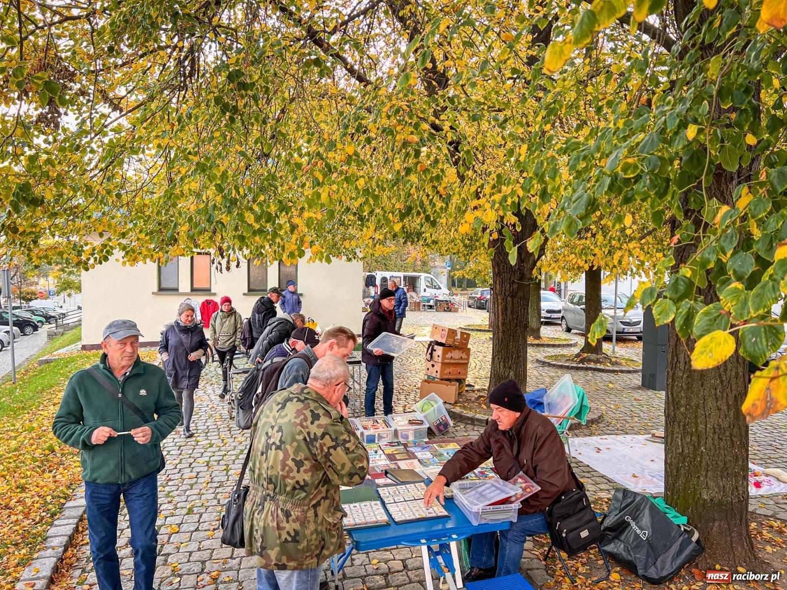 Zdjęcie w galerii na portalu naszraciborz.pl: Kiermasz, bazarek i targ staroci. Sobotnie handlowanie na obrzeżach rynku i żale sprzedawców wiadomości z regionu