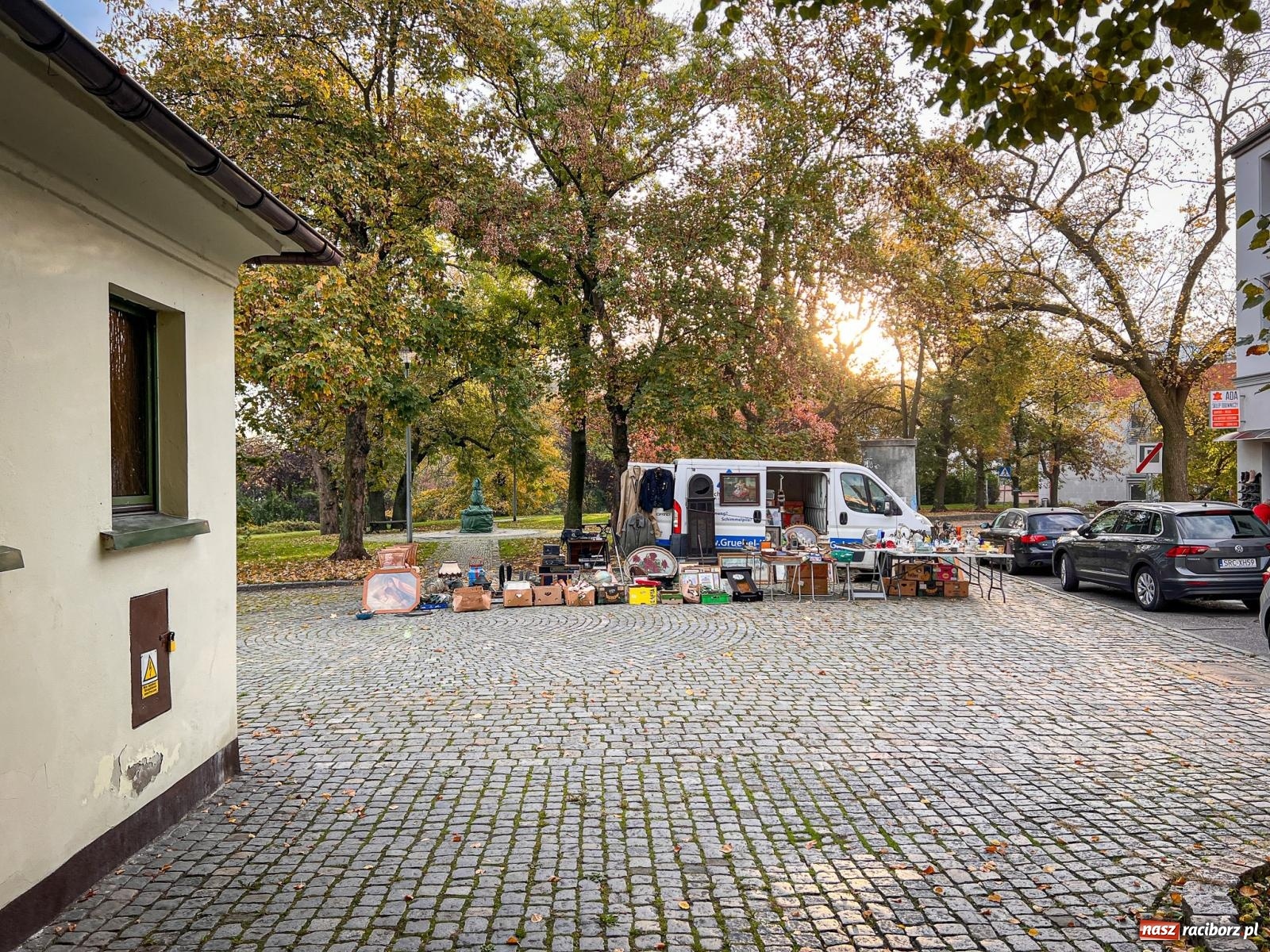 Zdjęcie w galerii na portalu naszraciborz.pl: Kiermasz, bazarek i targ staroci. Sobotnie handlowanie na obrzeżach rynku i żale sprzedawców wiadomości z regionu
