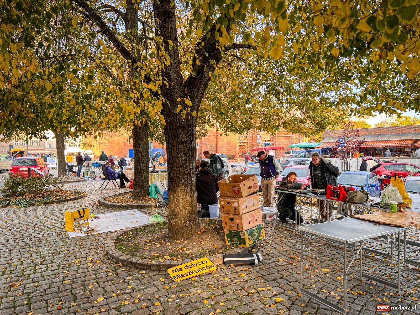 Zdjęcie w galerii na portalu naszraciborz.pl: Kiermasz, bazarek i targ staroci. Sobotnie handlowanie na obrzeżach rynku i żale sprzedawców wiadomości z regionu