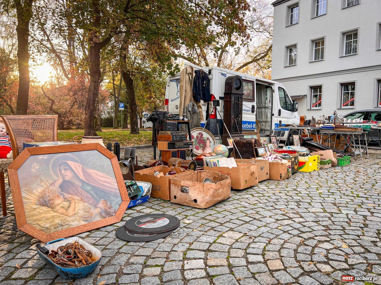 Zdjęcie w galerii na portalu naszraciborz.pl: Kiermasz, bazarek i targ staroci. Sobotnie handlowanie na obrzeżach rynku i żale sprzedawców wiadomości z regionu