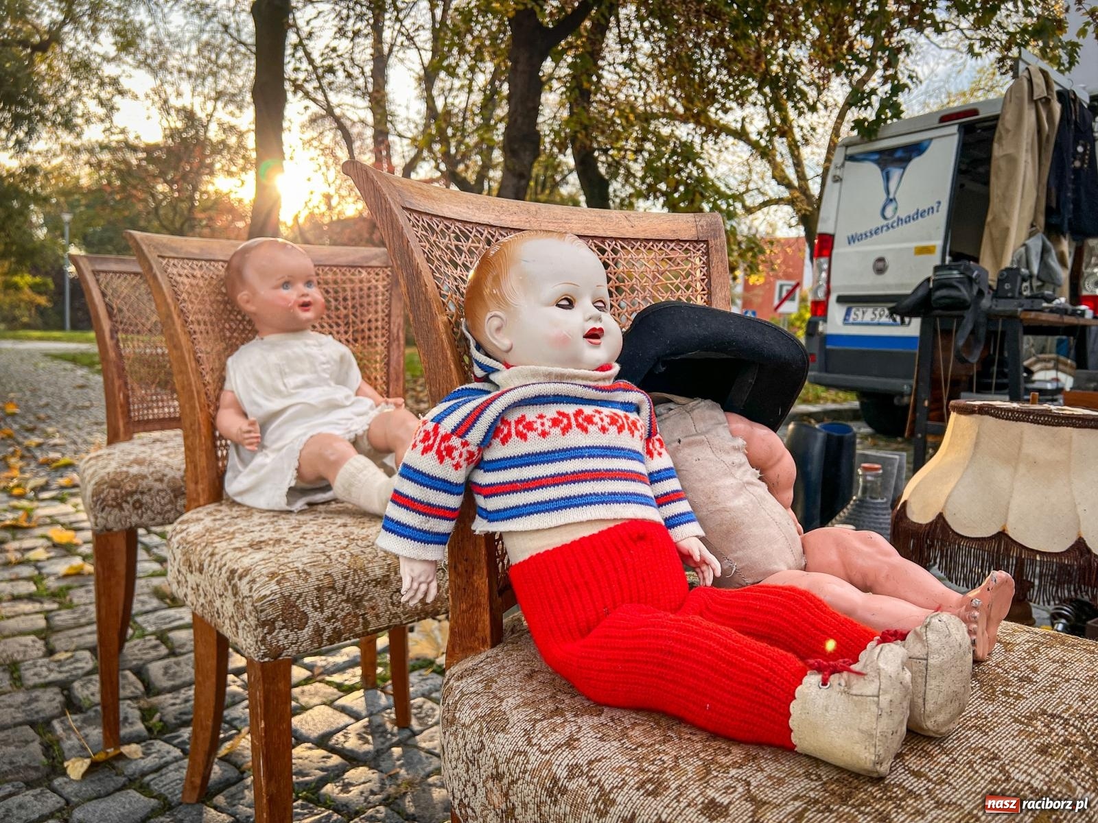 Zdjęcie w galerii na portalu naszraciborz.pl: Kiermasz, bazarek i targ staroci. Sobotnie handlowanie na obrzeżach rynku i żale sprzedawców wiadomości z regionu