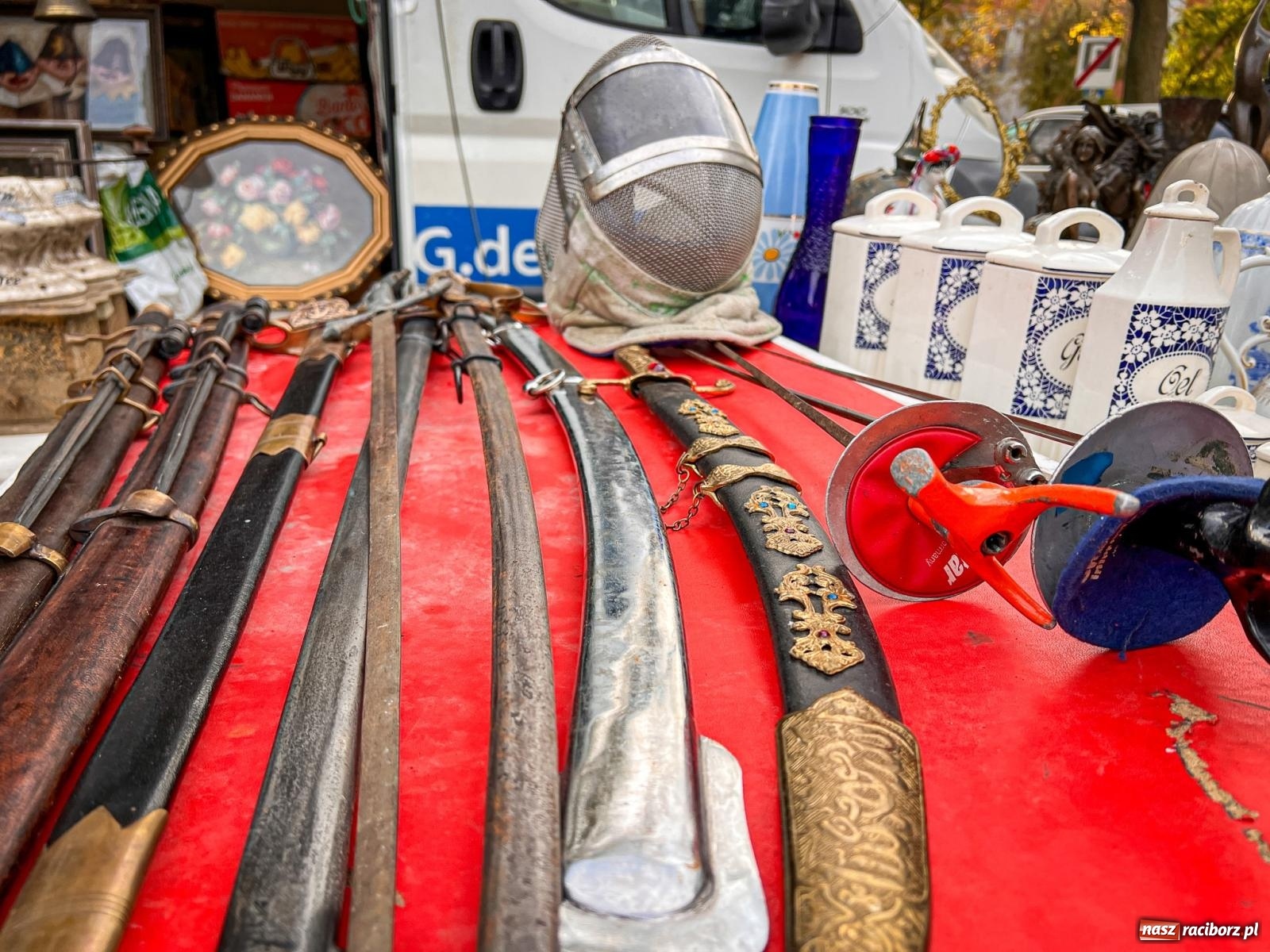 Zdjęcie w galerii na portalu naszraciborz.pl: Kiermasz, bazarek i targ staroci. Sobotnie handlowanie na obrzeżach rynku i żale sprzedawców wiadomości z regionu
