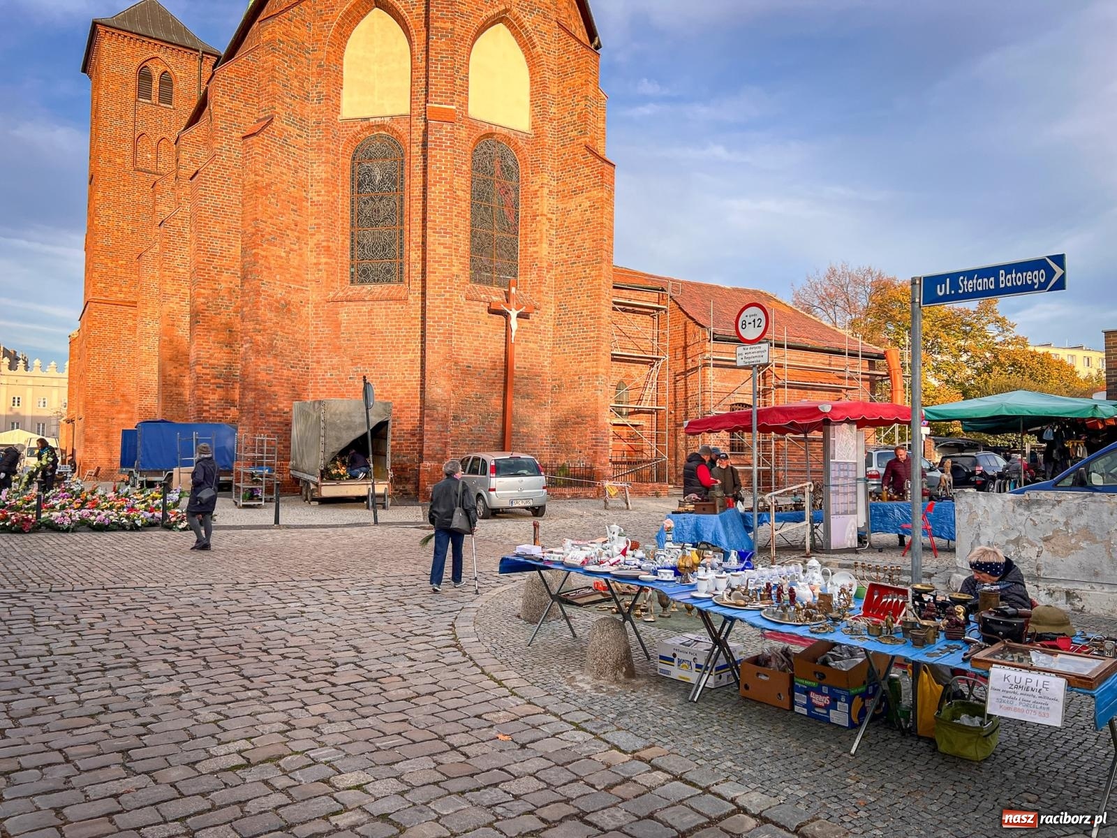 Zdjęcie w galerii na portalu naszraciborz.pl: Kiermasz, bazarek i targ staroci. Sobotnie handlowanie na obrzeżach rynku i żale sprzedawców wiadomości z regionu