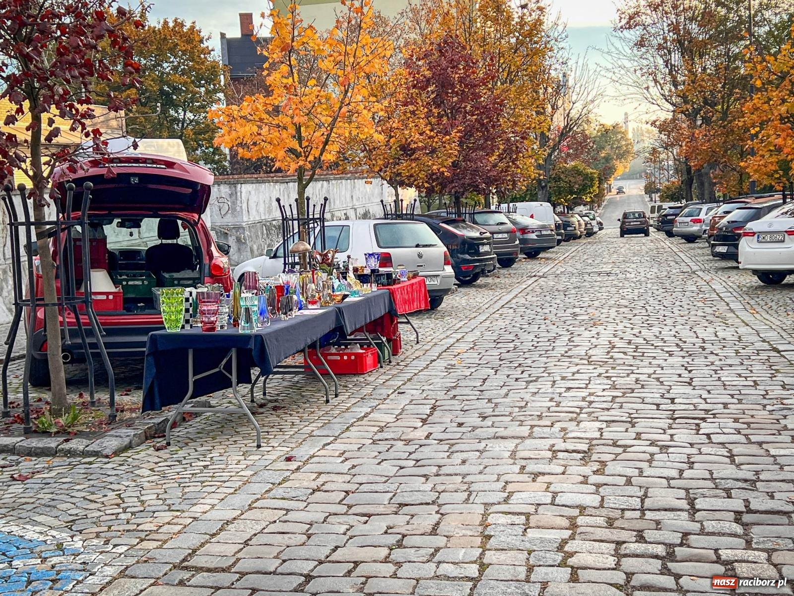 Zdjęcie w galerii na portalu naszraciborz.pl: Kiermasz, bazarek i targ staroci. Sobotnie handlowanie na obrzeżach rynku i żale sprzedawców wiadomości z regionu