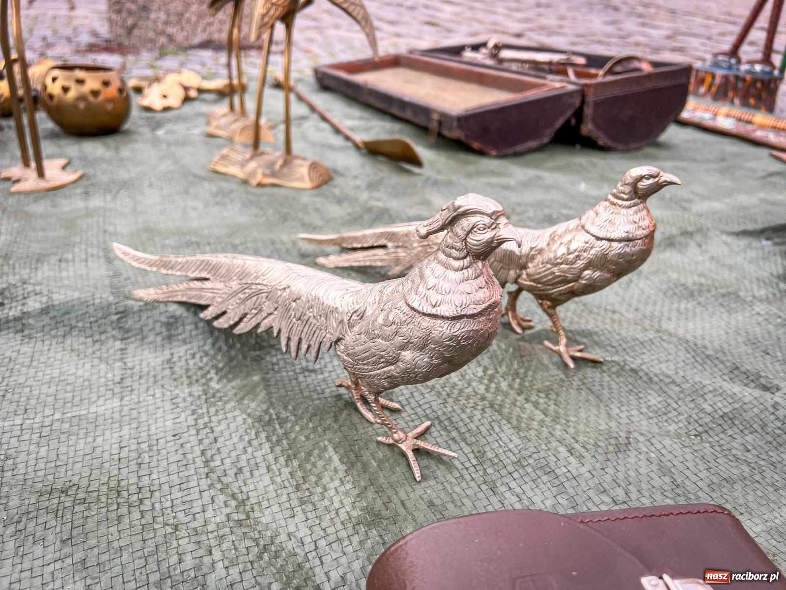 Zdjęcie w galerii na portalu naszraciborz.pl: Kiermasz, bazarek i targ staroci. Sobotnie handlowanie na obrzeżach rynku i żale sprzedawców wiadomości z regionu