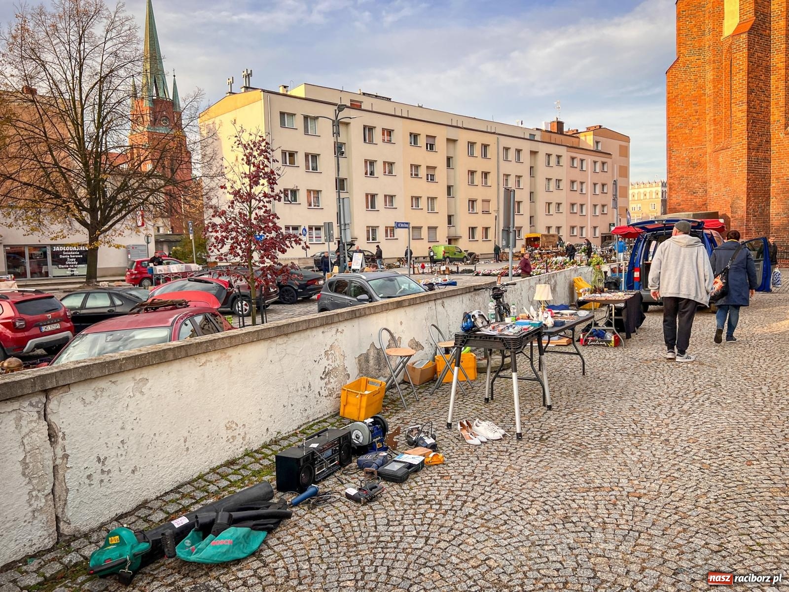 Zdjęcie w galerii na portalu naszraciborz.pl: Kiermasz, bazarek i targ staroci. Sobotnie handlowanie na obrzeżach rynku i żale sprzedawców wiadomości z regionu