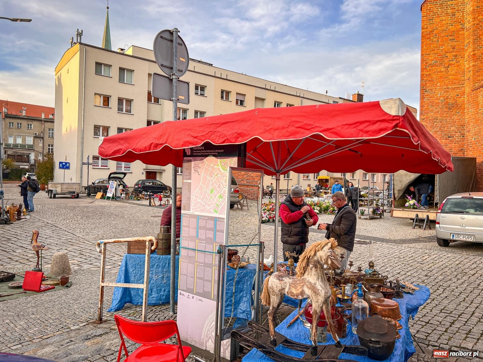 Zdjęcie w galerii na portalu naszraciborz.pl: Kiermasz, bazarek i targ staroci. Sobotnie handlowanie na obrzeżach rynku i żale sprzedawców wiadomości z regionu