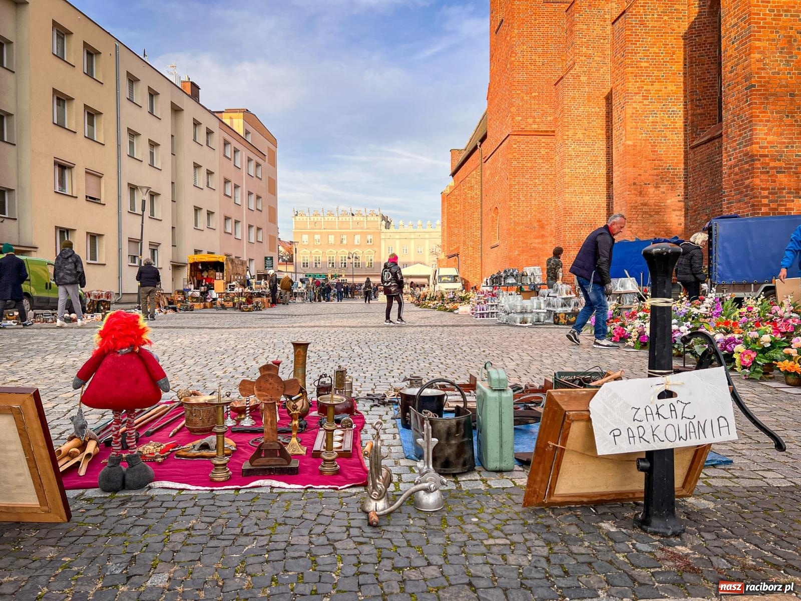 Zdjęcie w galerii na portalu naszraciborz.pl: Kiermasz, bazarek i targ staroci. Sobotnie handlowanie na obrzeżach rynku i żale sprzedawców wiadomości z regionu