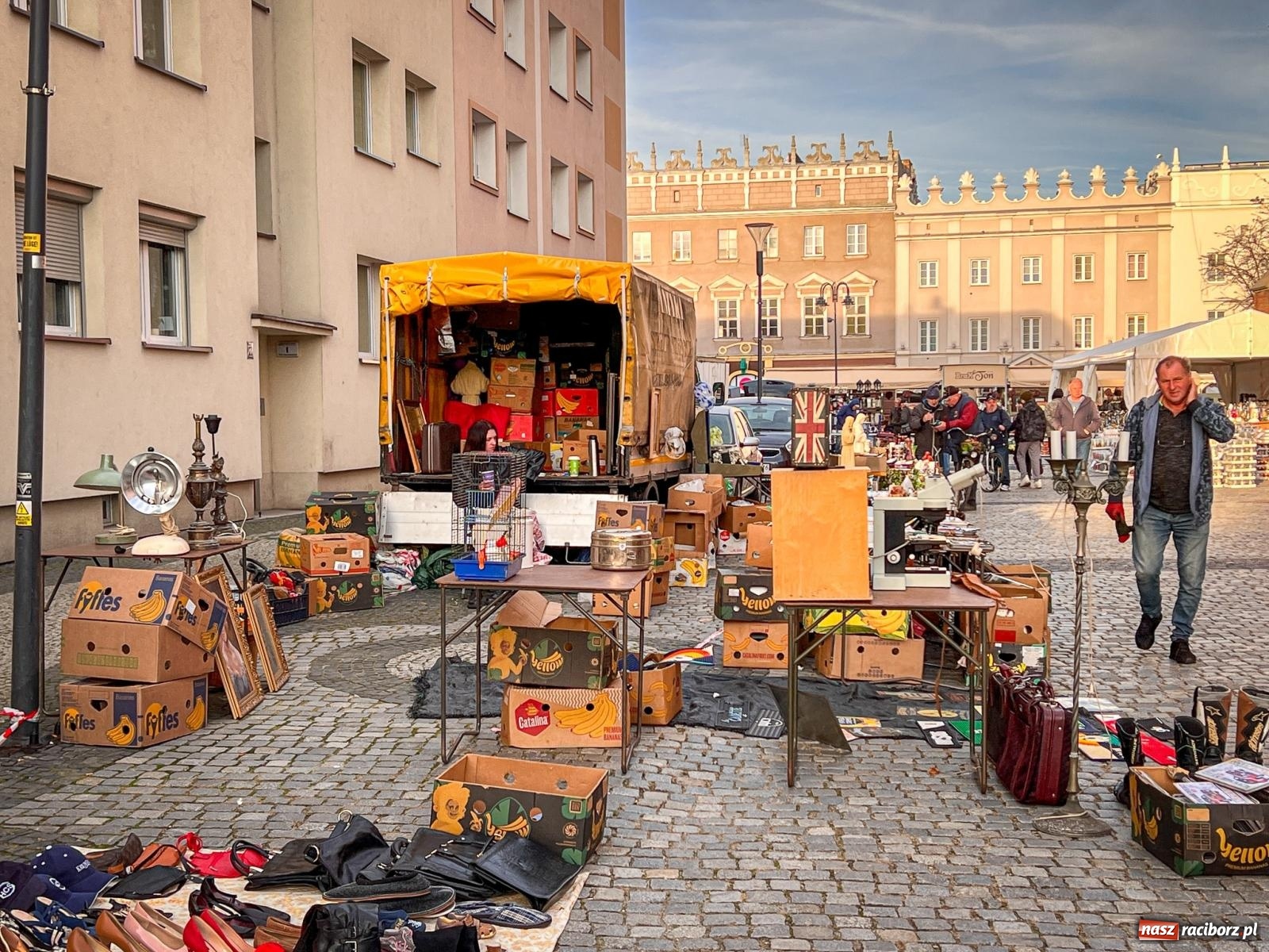 Zdjęcie w galerii na portalu naszraciborz.pl: Kiermasz, bazarek i targ staroci. Sobotnie handlowanie na obrzeżach rynku i żale sprzedawców wiadomości z regionu