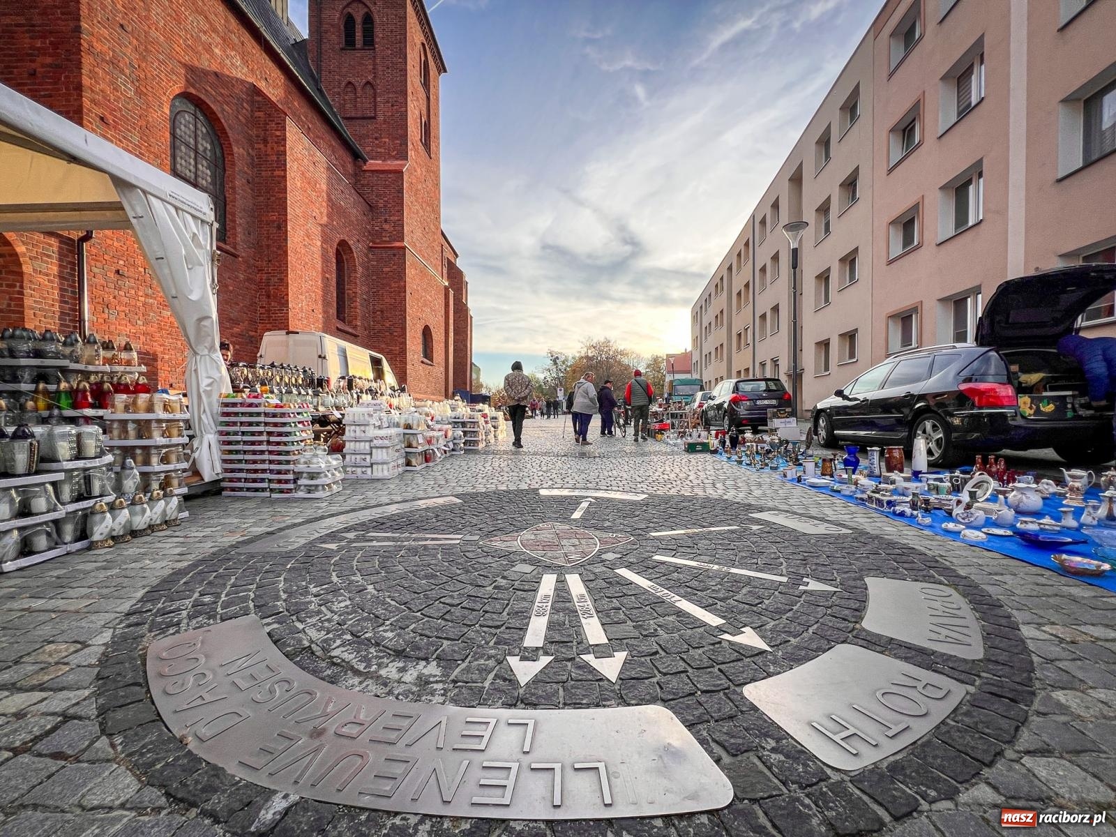Zdjęcie w galerii na portalu naszraciborz.pl: Kiermasz, bazarek i targ staroci. Sobotnie handlowanie na obrzeżach rynku i żale sprzedawców wiadomości z regionu
