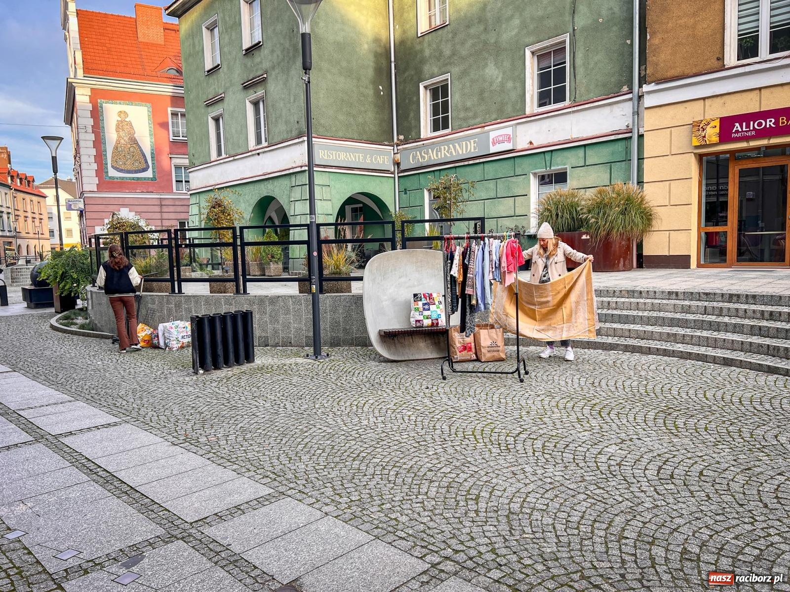 Zdjęcie w galerii na portalu naszraciborz.pl: Kiermasz, bazarek i targ staroci. Sobotnie handlowanie na obrzeżach rynku i żale sprzedawców wiadomości z regionu