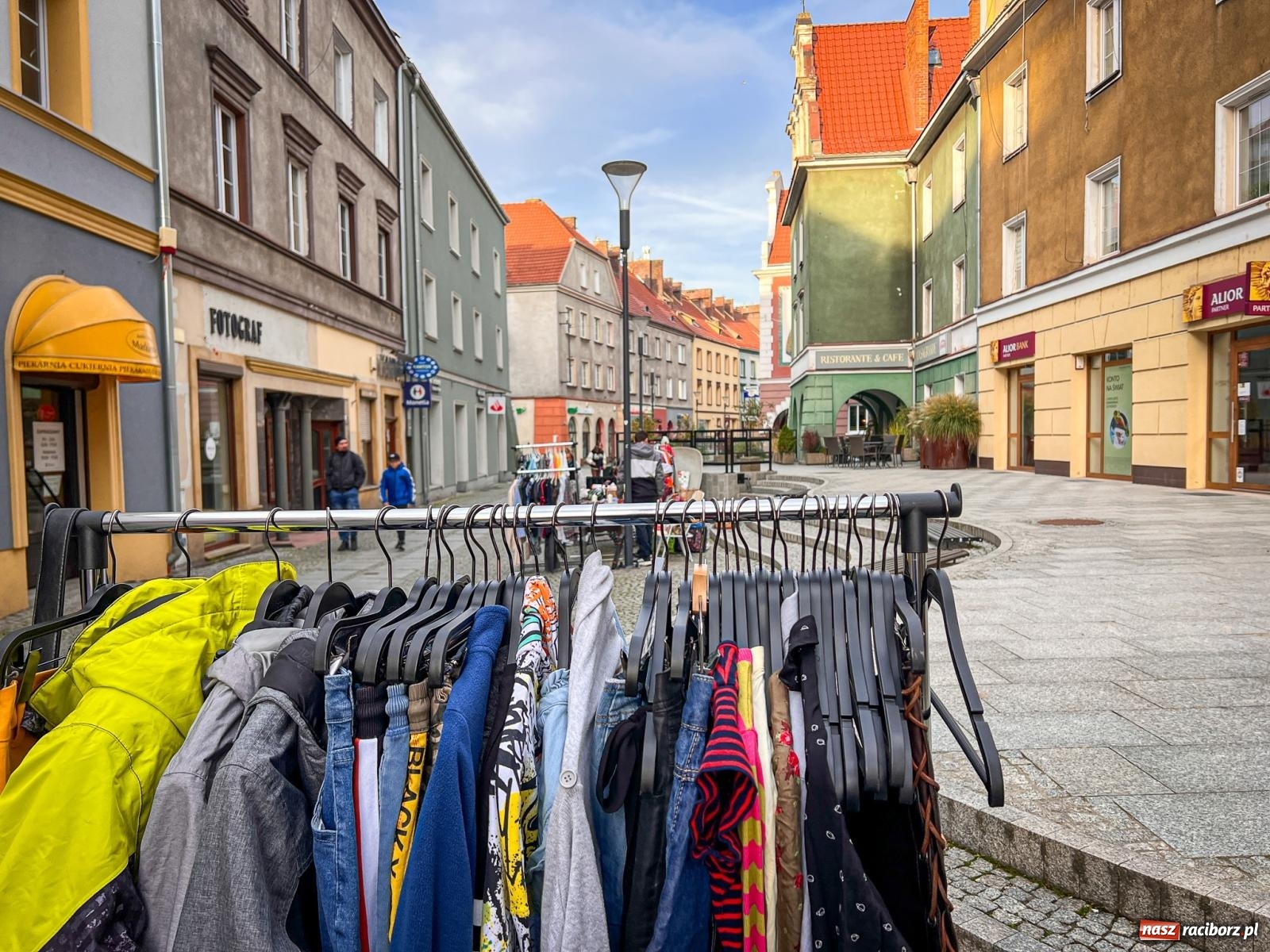 Zdjęcie w galerii na portalu naszraciborz.pl: Kiermasz, bazarek i targ staroci. Sobotnie handlowanie na obrzeżach rynku i żale sprzedawców wiadomości z regionu
