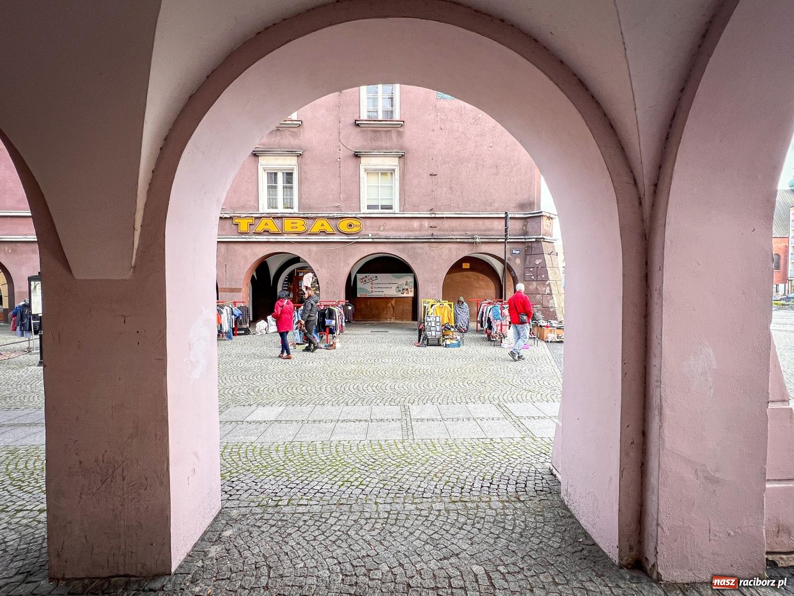 Zdjęcie w galerii na portalu naszraciborz.pl: Kiermasz, bazarek i targ staroci. Sobotnie handlowanie na obrzeżach rynku i żale sprzedawców wiadomości z regionu