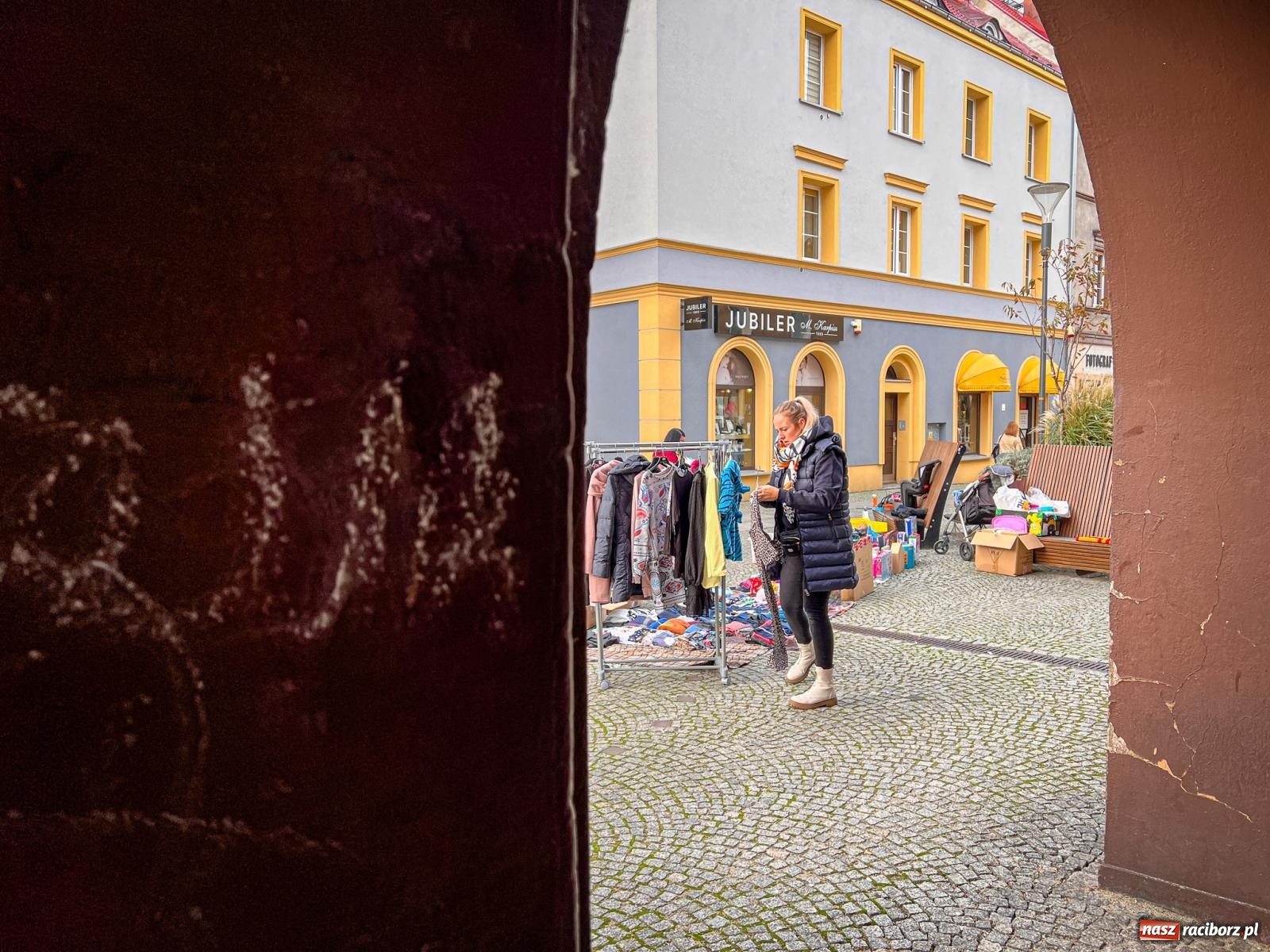 Zdjęcie w galerii na portalu naszraciborz.pl: Kiermasz, bazarek i targ staroci. Sobotnie handlowanie na obrzeżach rynku i żale sprzedawców wiadomości z regionu