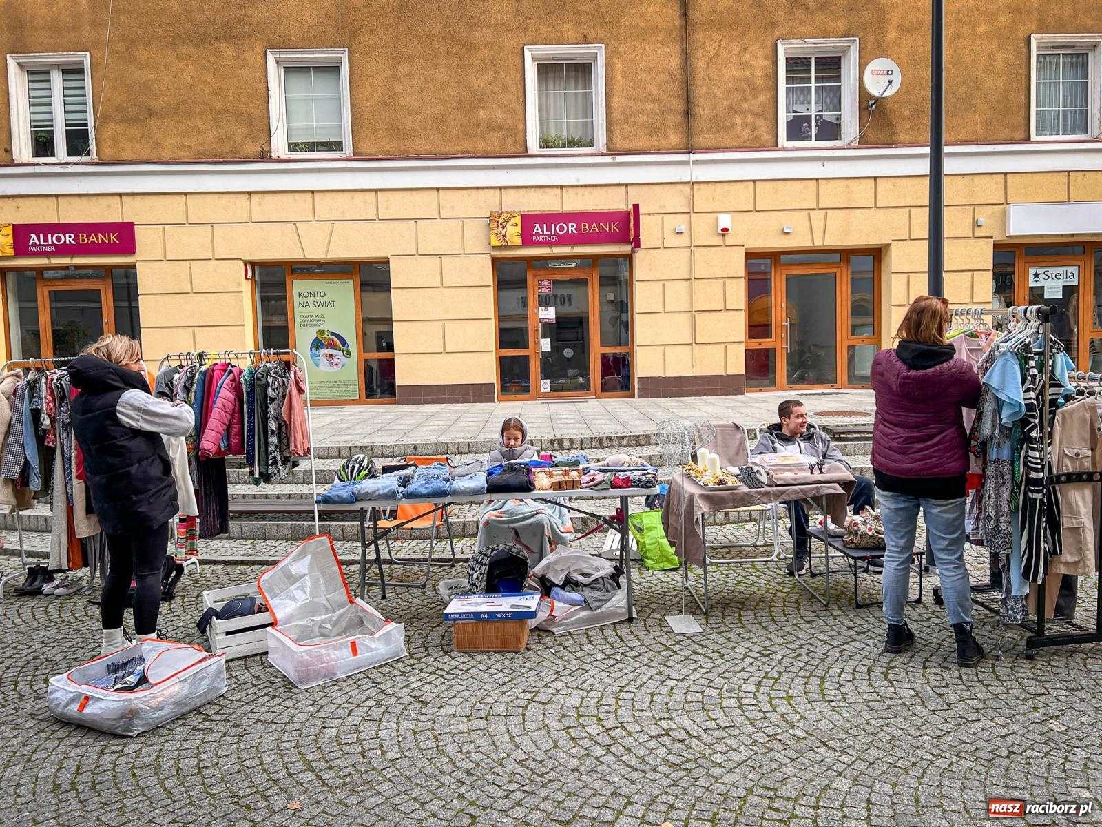 Zdjęcie w galerii na portalu naszraciborz.pl: Kiermasz, bazarek i targ staroci. Sobotnie handlowanie na obrzeżach rynku i żale sprzedawców wiadomości z regionu