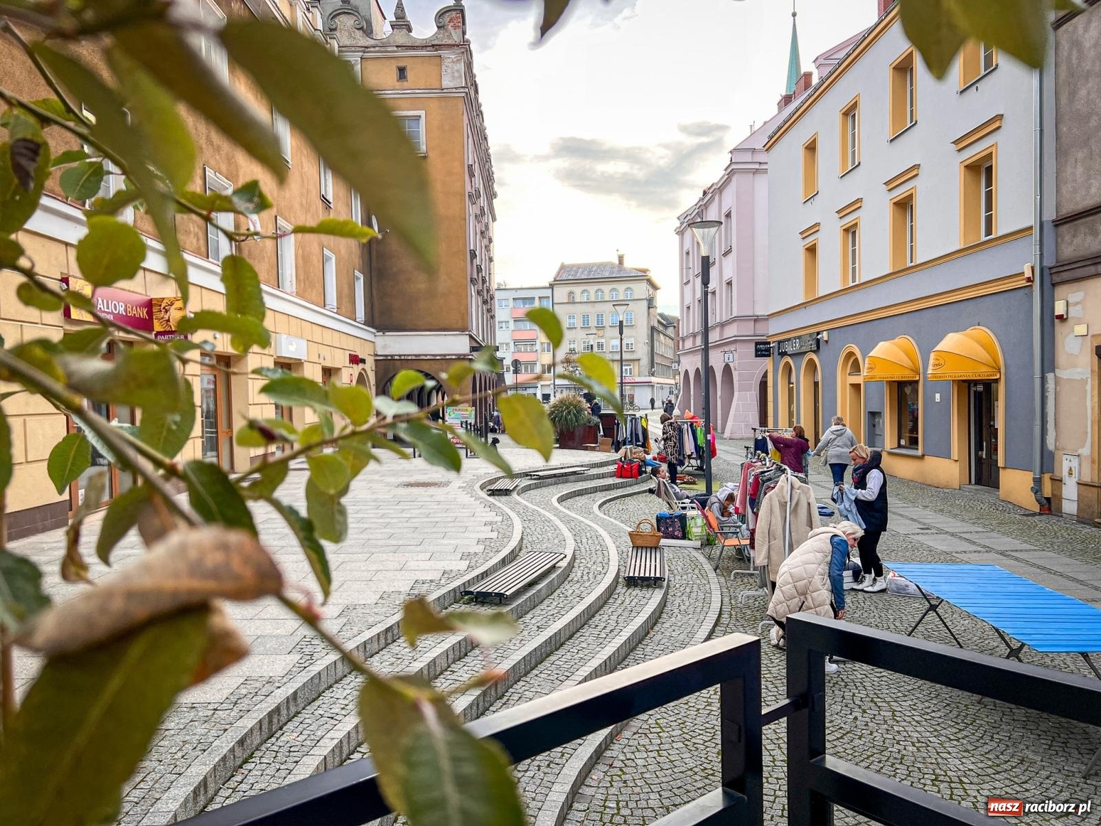 Zdjęcie w galerii na portalu naszraciborz.pl: Kiermasz, bazarek i targ staroci. Sobotnie handlowanie na obrzeżach rynku i żale sprzedawców wiadomości z regionu