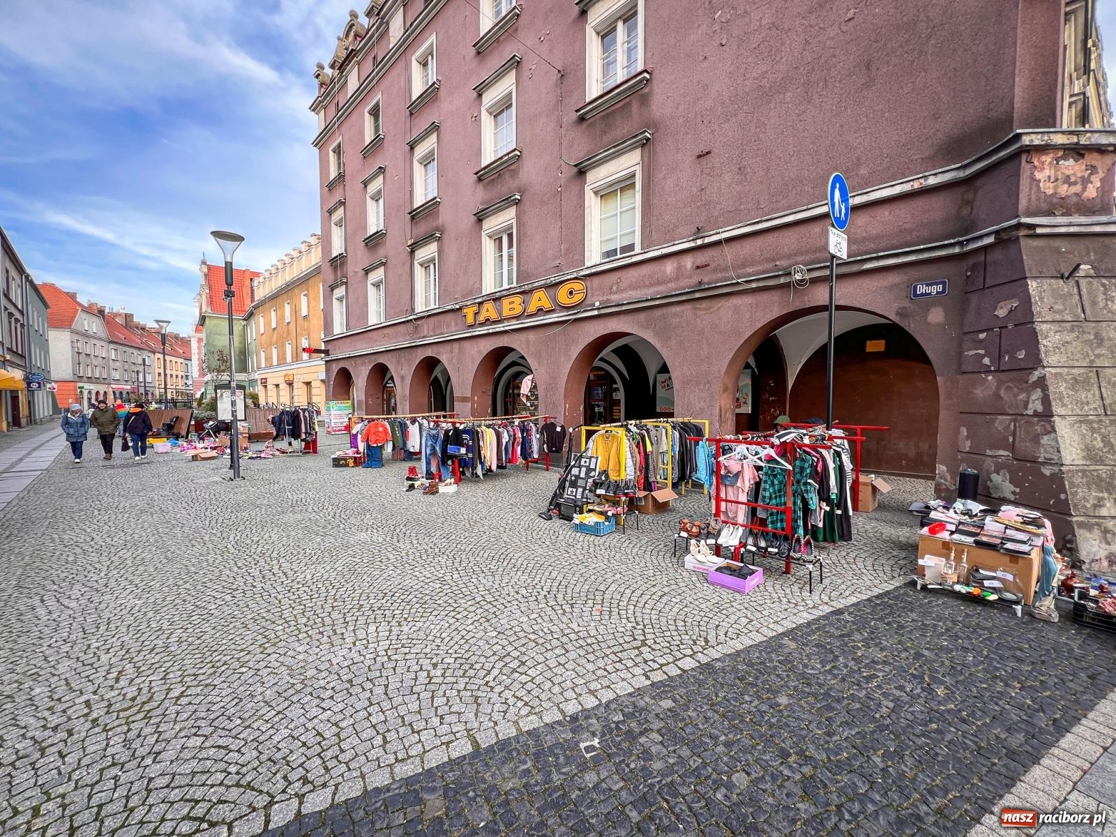Zdjęcie w galerii na portalu naszraciborz.pl: Kiermasz, bazarek i targ staroci. Sobotnie handlowanie na obrzeżach rynku i żale sprzedawców wiadomości z regionu