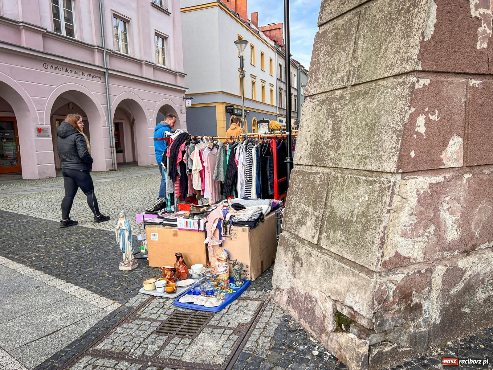 Zdjęcie w galerii na portalu naszraciborz.pl: Kiermasz, bazarek i targ staroci. Sobotnie handlowanie na obrzeżach rynku i żale sprzedawców wiadomości z regionu