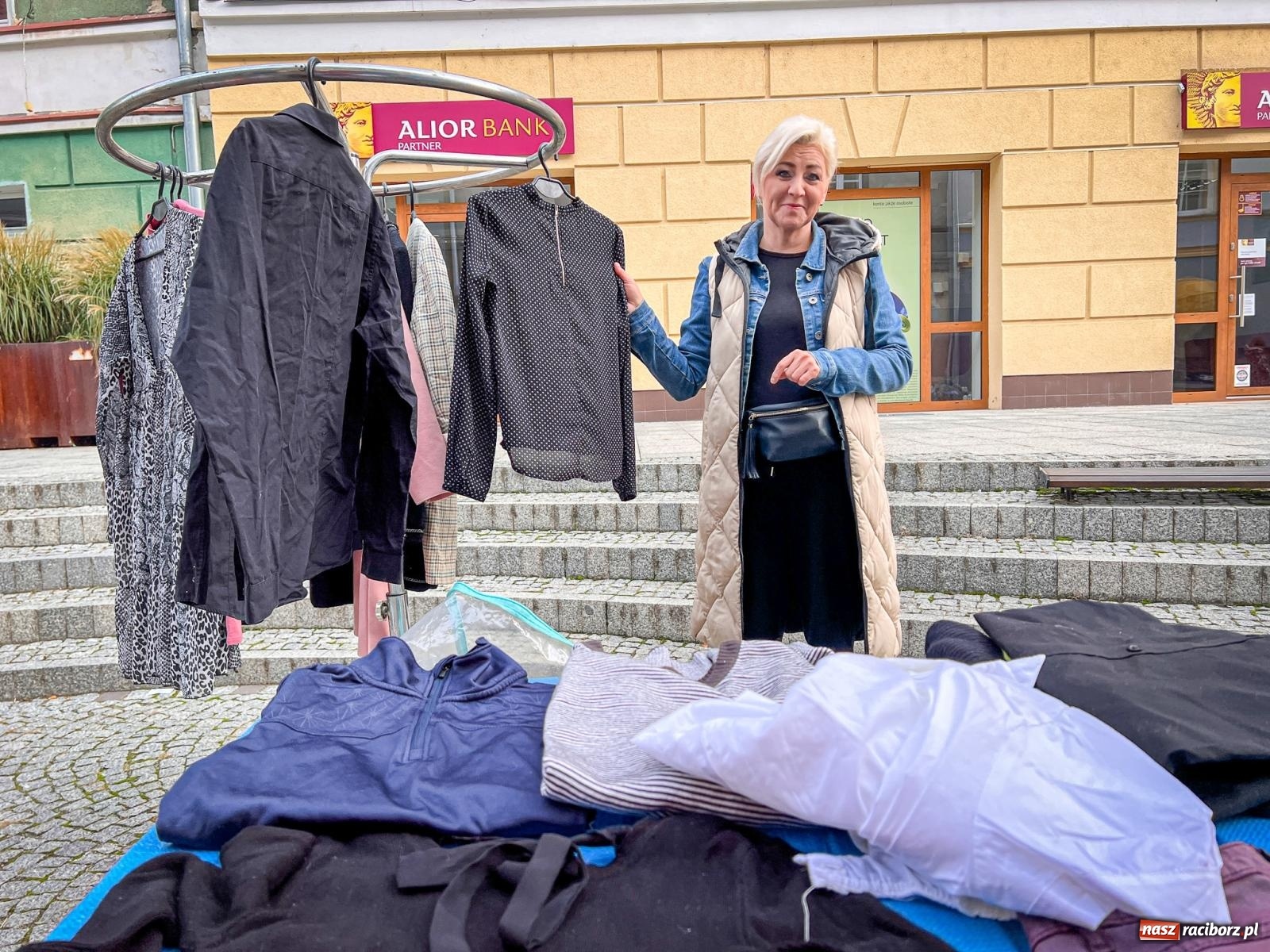 Zdjęcie w galerii na portalu naszraciborz.pl: Kiermasz, bazarek i targ staroci. Sobotnie handlowanie na obrzeżach rynku i żale sprzedawców wiadomości z regionu