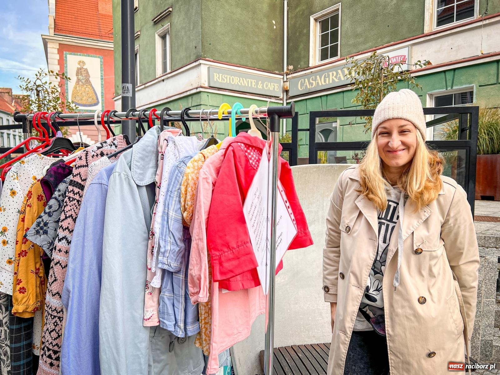 Zdjęcie w galerii na portalu naszraciborz.pl: Kiermasz, bazarek i targ staroci. Sobotnie handlowanie na obrzeżach rynku i żale sprzedawców wiadomości z regionu