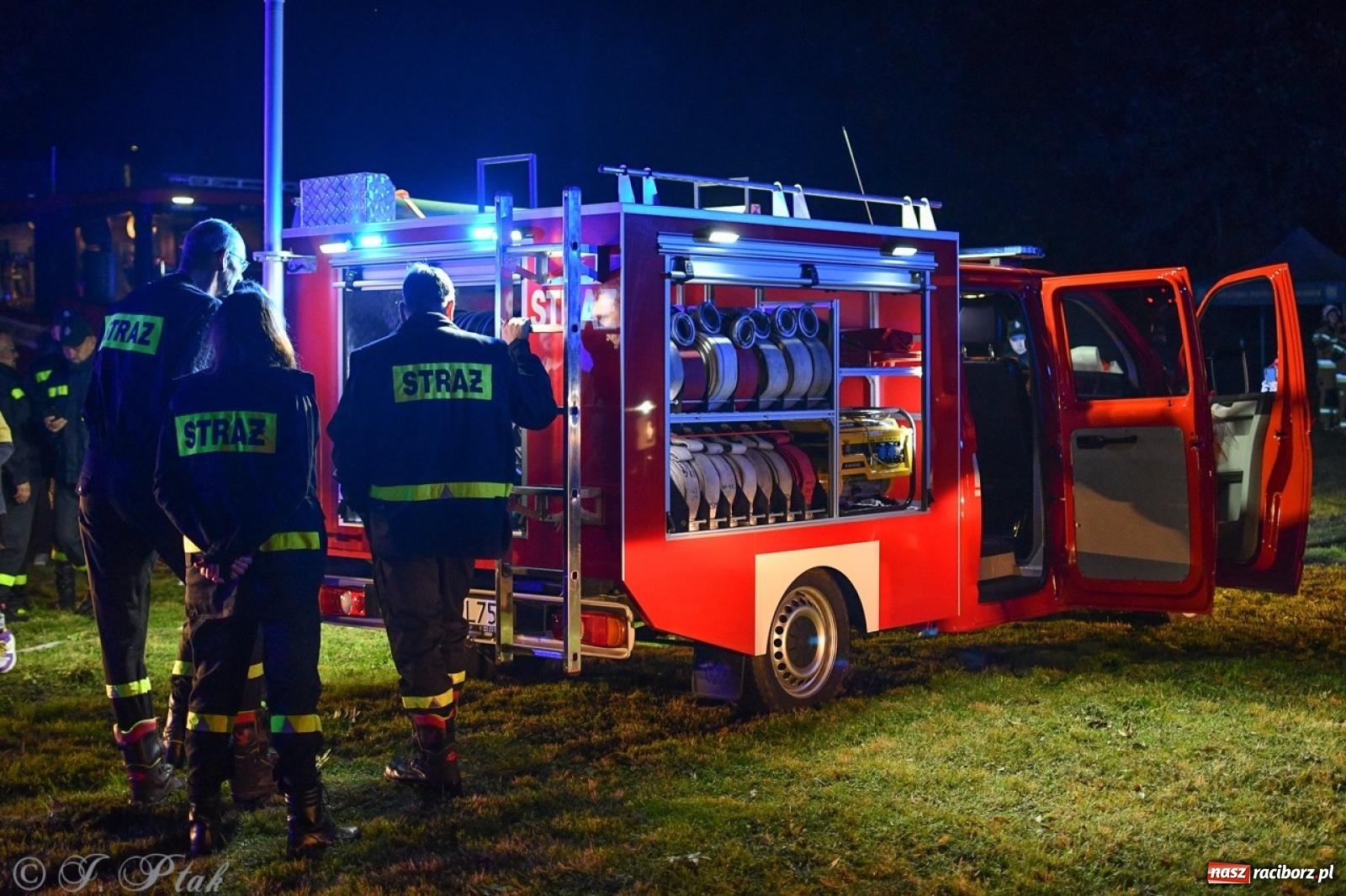 Zdjęcie w galerii na portalu naszraciborz.pl: W końcu mają czym wyjeżdżać do akcji. OSP Gródczanki mają nowy lekki wóz strażacki wiadomości z regionu