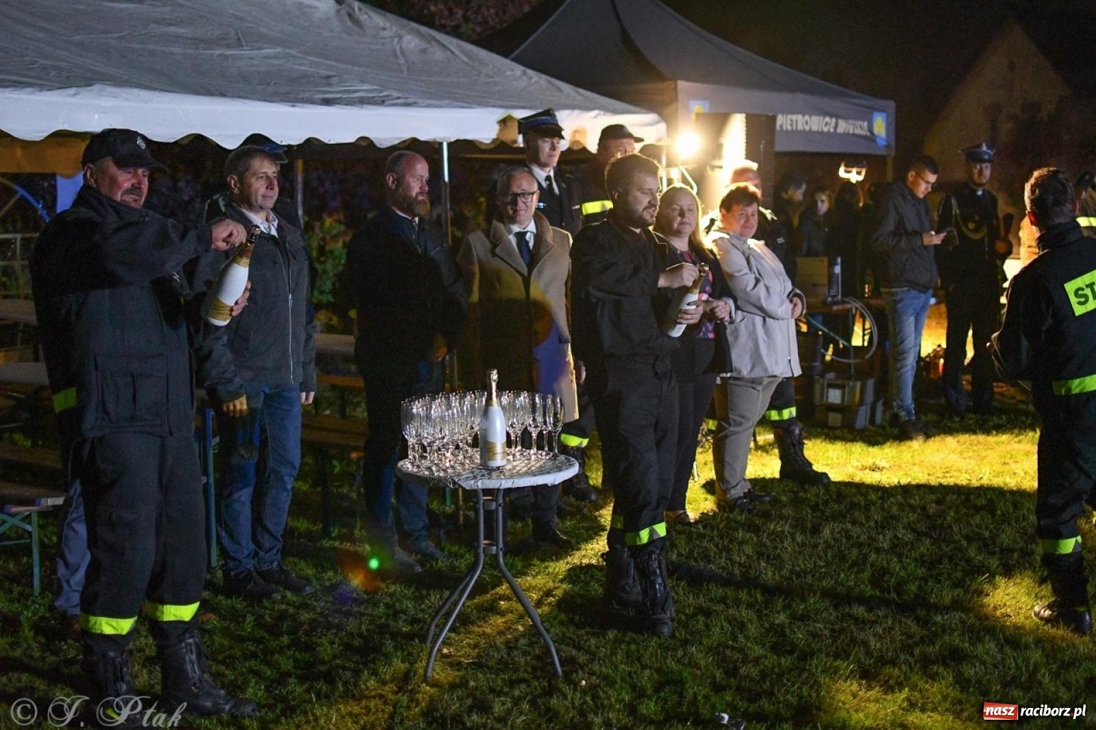 Zdjęcie w galerii na portalu naszraciborz.pl: W końcu mają czym wyjeżdżać do akcji. OSP Gródczanki mają nowy lekki wóz strażacki wiadomości z regionu